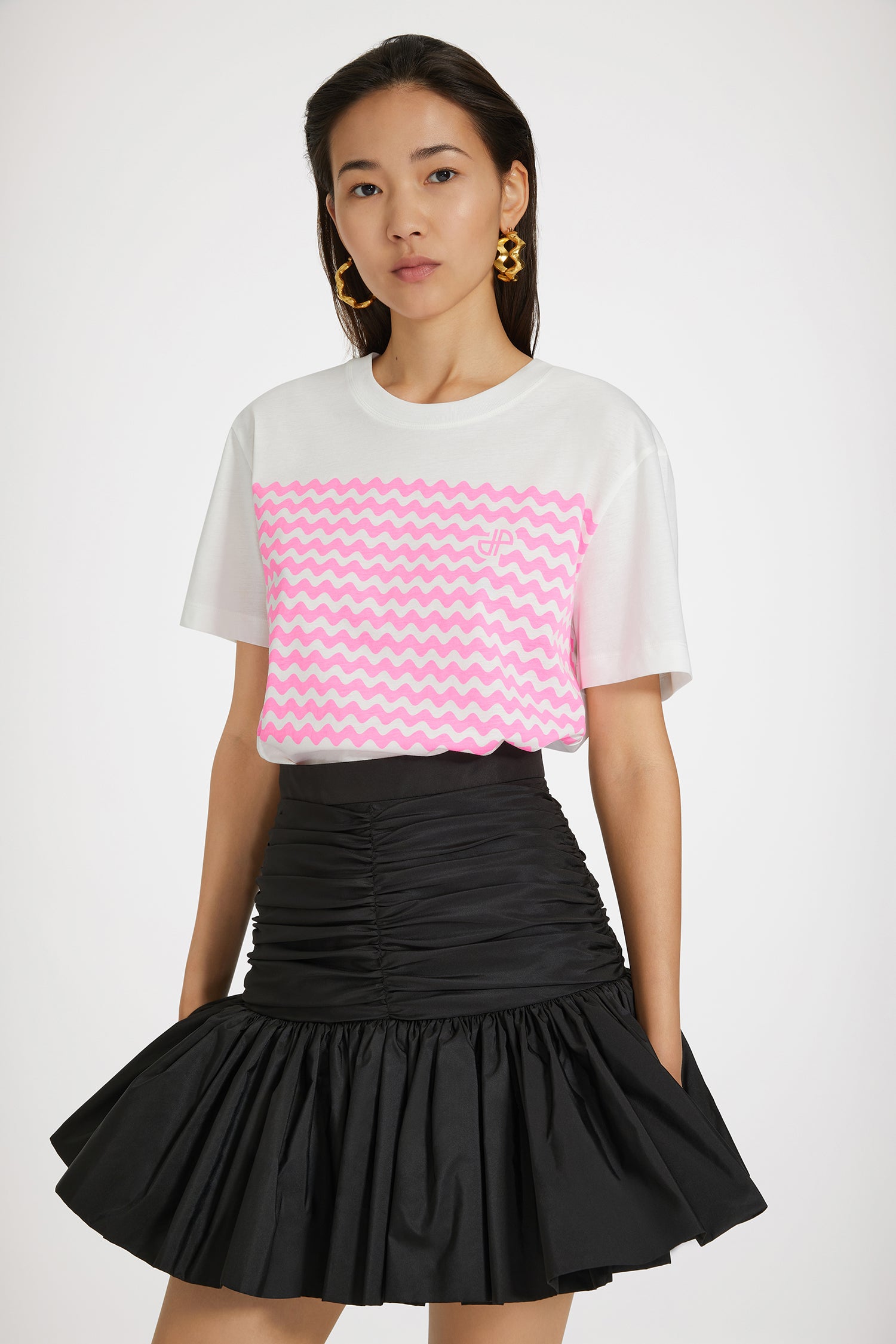 Patou - Waves t-shirt in printed organic cotton - Diago Pink - Waving the Patou flag.White organic cotton t-shirt. Regular fit. Crewneck. Pink wavy stripes across the front with JP at the chest.