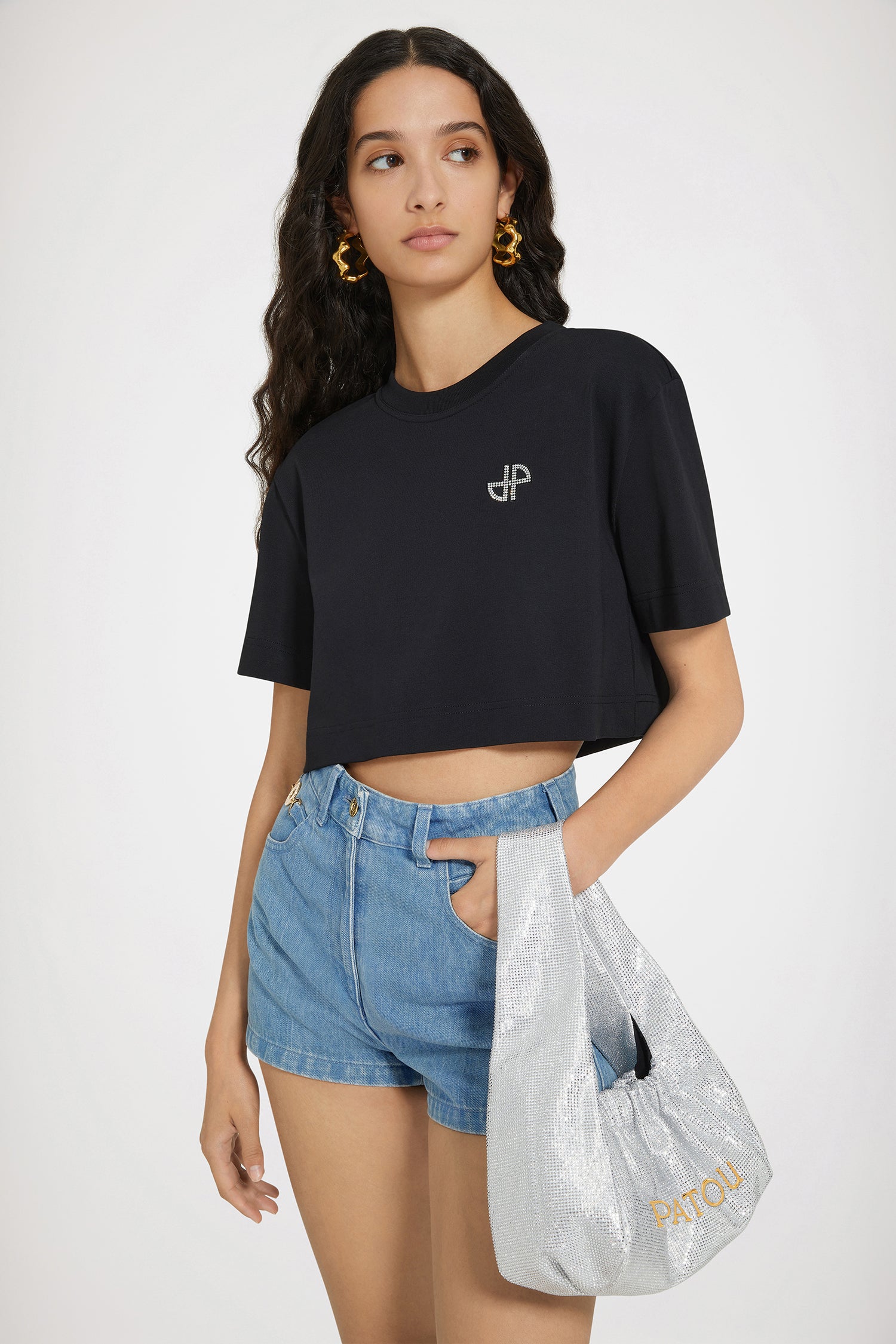 Patou - オーガニックコットン ディテール パトゥ クロップドTシャツ - Black - パトゥをまとって、煌びやかに、ハッピーに。ブラックのオーガニックコットン製Tシャツ。レギュラーフィット。クロップド丈。クルーネック。胸部分にクリスタルのJPモノグラム、背面にPatou。