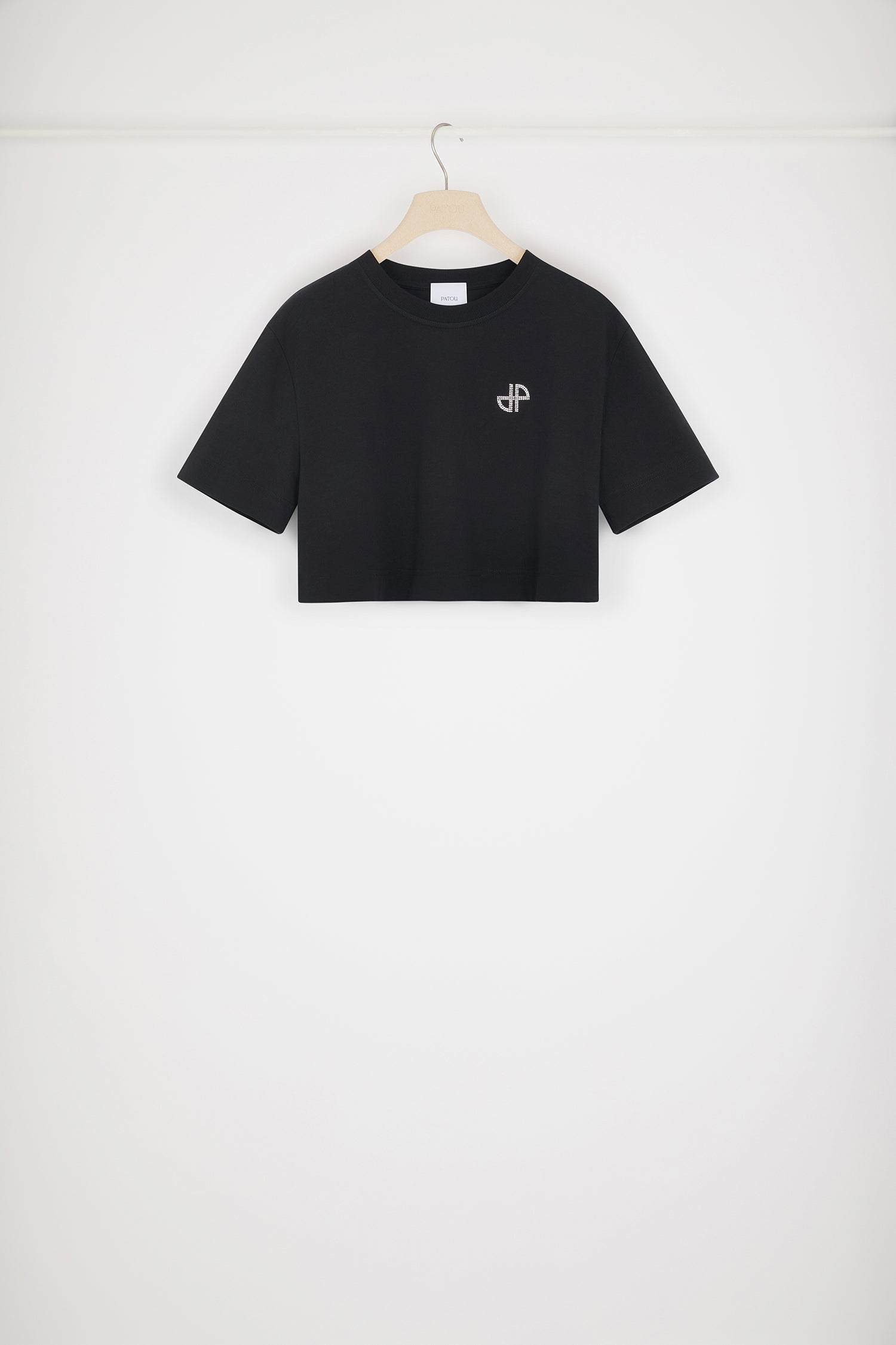 Patou - オーガニックコットン ディテール パトゥ クロップドTシャツ - Black - パトゥをまとって、煌びやかに、ハッピーに。ブラックのオーガニックコットン製Tシャツ。レギュラーフィット。クロップド丈。クルーネック。胸部分にクリスタルのJPモノグラム、背面にPatou。