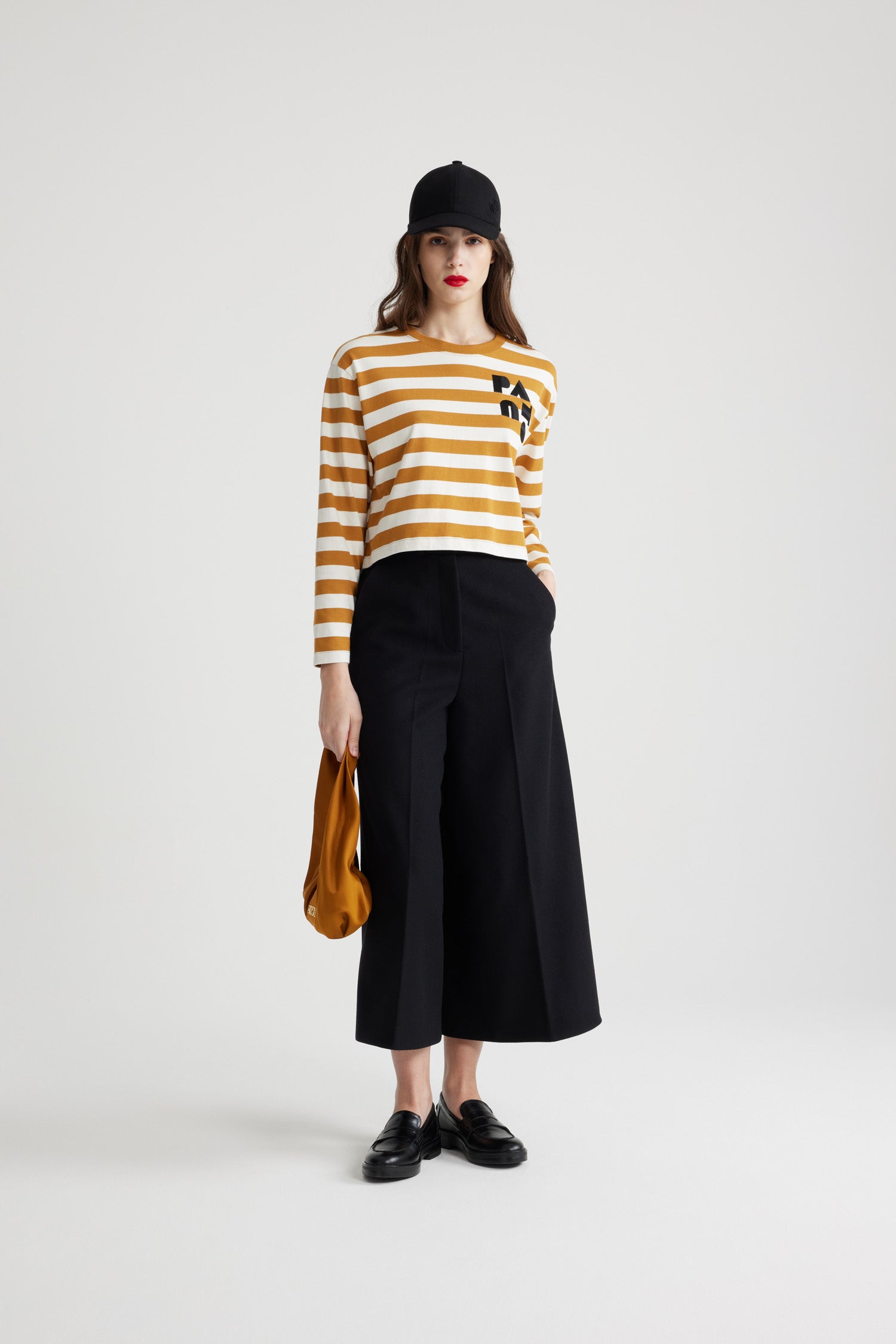 Patou - オーガニックコットン クロップド ブレトン ストライプ トップス - Beige and White - ベージュ&ホワイトのオーガニックコットン製トップス。厚手のジャージー素材。幅広のブレトンストライプ。クロップド丈。クルーネック。長袖。胸元にアール デコ調のパトゥー。クロップドスタイル。