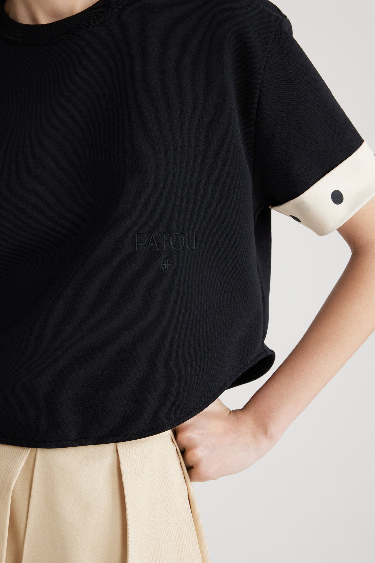 Patou - T-Shirt aus Bio-Baumwolle mit Seidenmanschetten - Black - T-Shirt aus Bio-Baumwolle in Schwarz. Schwerer Jersey. Gekürzte Länge, lässige Silhouette. Rundhalsausschnitt. Gepunktete Seidenmanschetten. Patou und JP als Stickereien vorne.Dieses Modell ist leicht verkürzt.