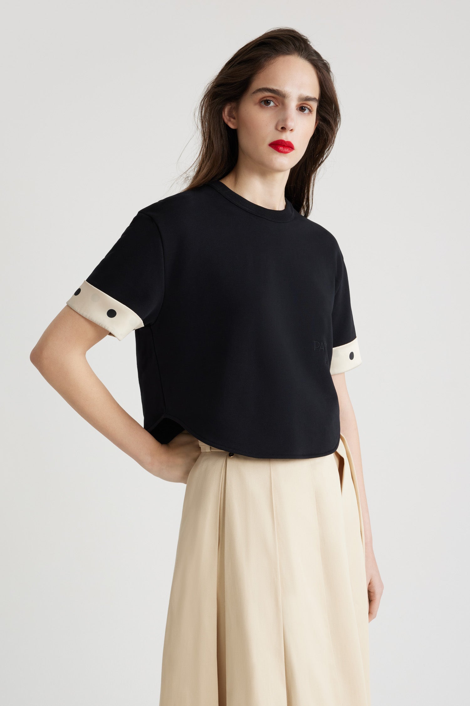 Patou - T-Shirt aus Bio-Baumwolle mit Seidenmanschetten - Black - T-Shirt aus Bio-Baumwolle in Schwarz. Schwerer Jersey. Gekürzte Länge, lässige Silhouette. Rundhalsausschnitt. Gepunktete Seidenmanschetten. Patou und JP als Stickereien vorne.Dieses Modell ist leicht verkürzt.