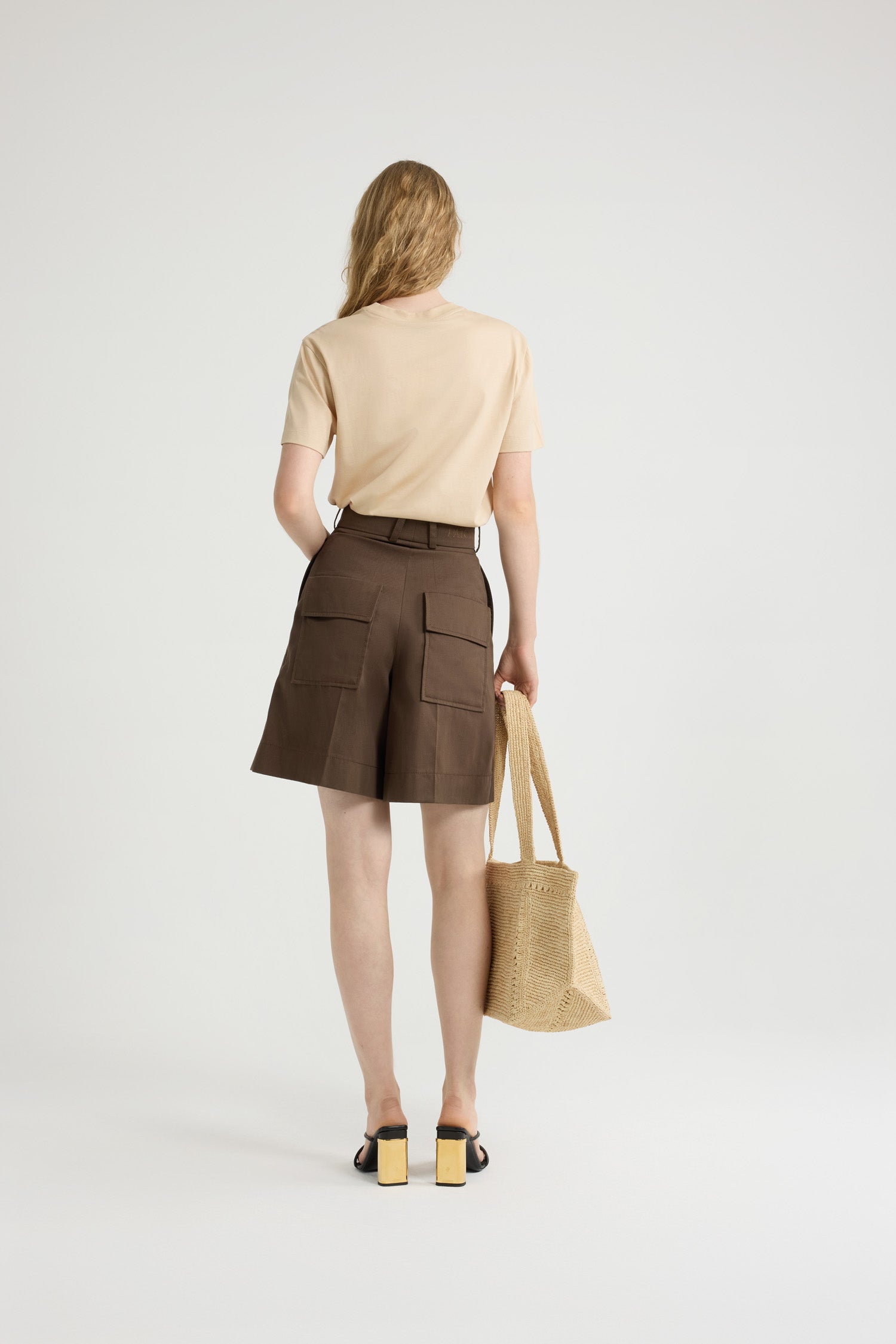 Patou - Maglietta con logo Patou e monogramma JP in cotone bio - Praline - Maglietta in cotone bio beige pralina. Collo tondo. Logo Patou e monogramma JP stampati sul davanti.