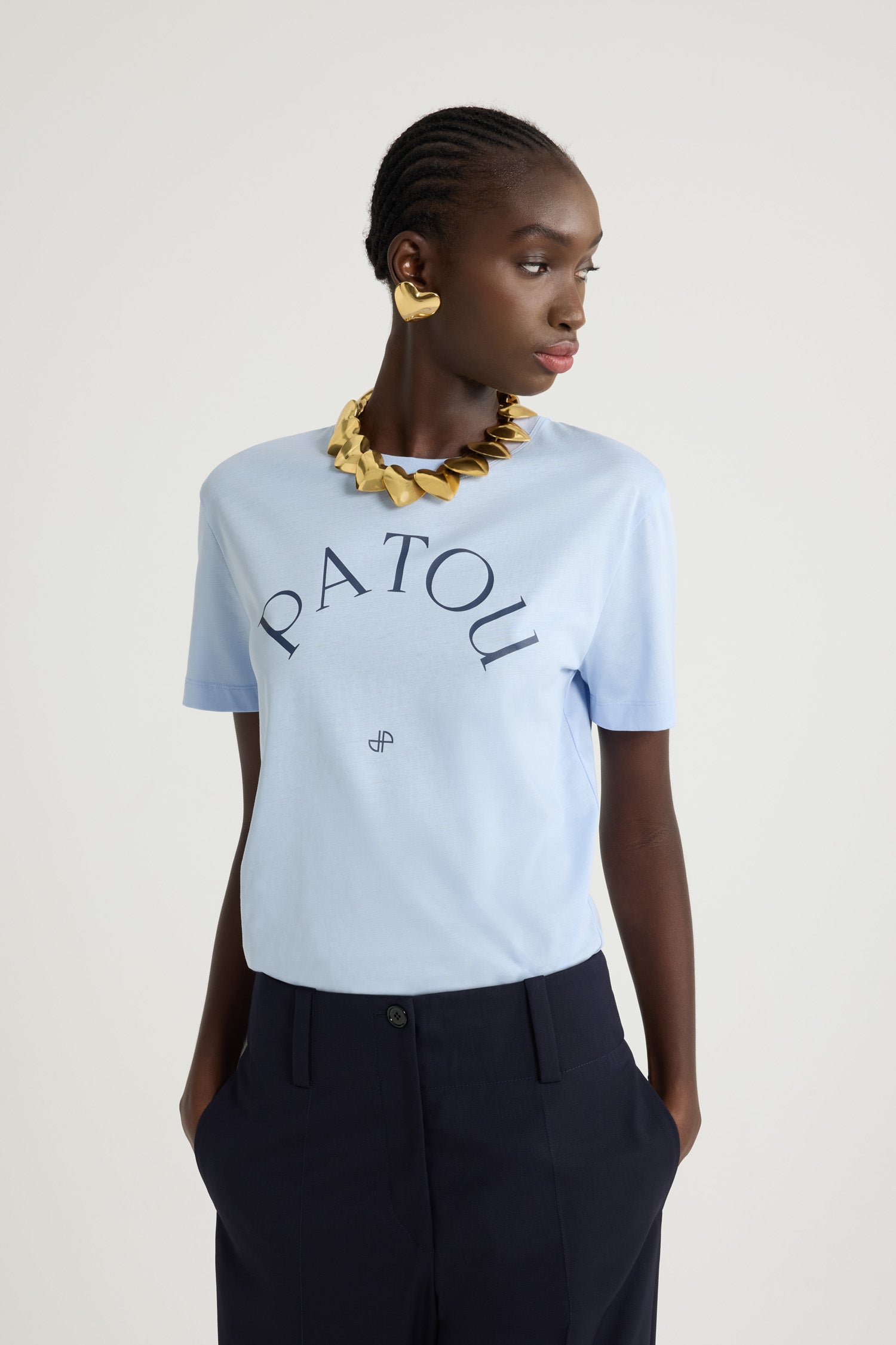 Patou - Maglietta con logo Patou e monogramma JP in cotone bio - Skylight Blue - Maglietta in cotone bio celeste. Collo tondo. Logo Patou e monogramma JP stampati sul davanti.