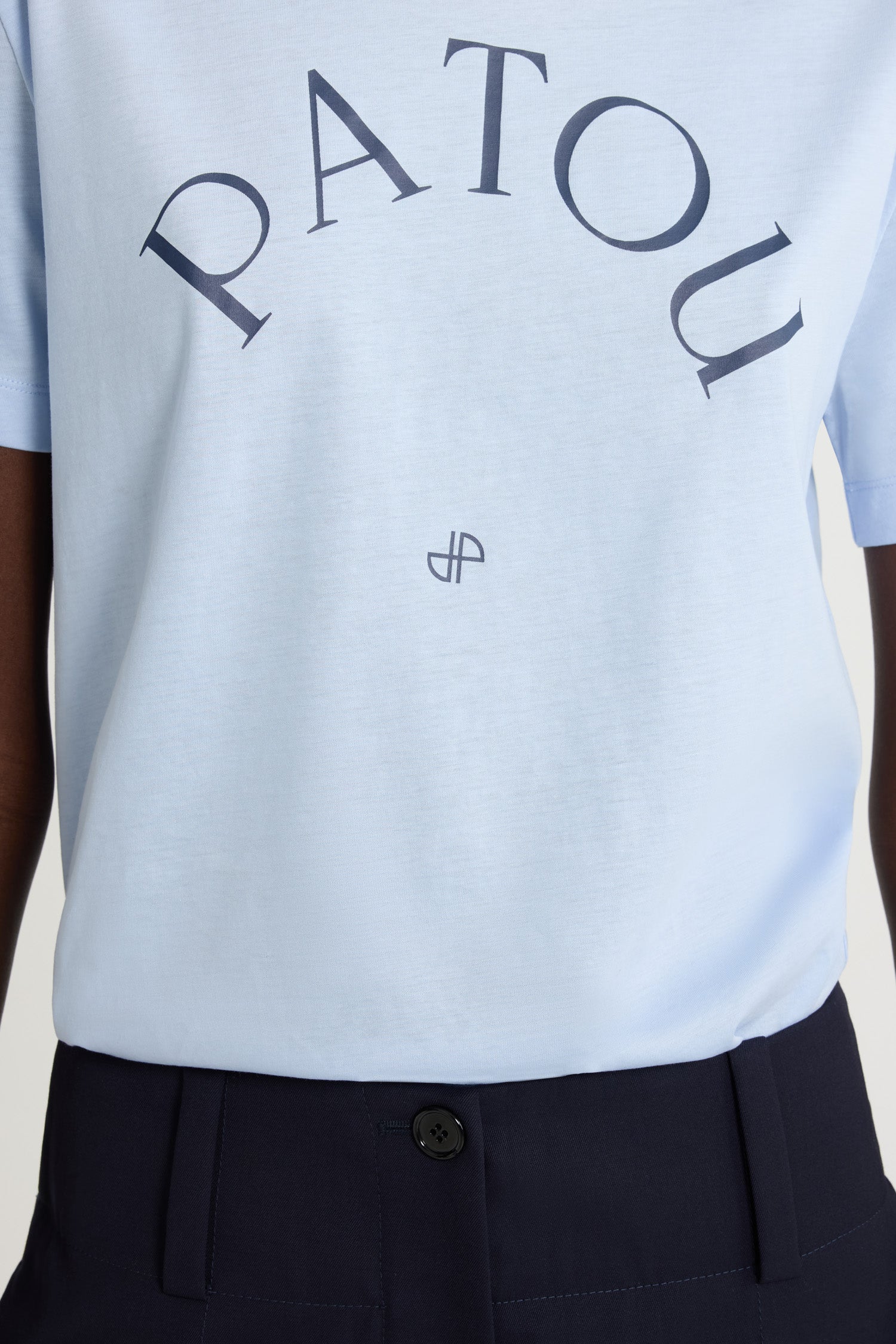 Patou - Maglietta con logo Patou e monogramma JP in cotone bio - Skylight Blue - Maglietta in cotone bio celeste. Collo tondo. Logo Patou e monogramma JP stampati sul davanti.