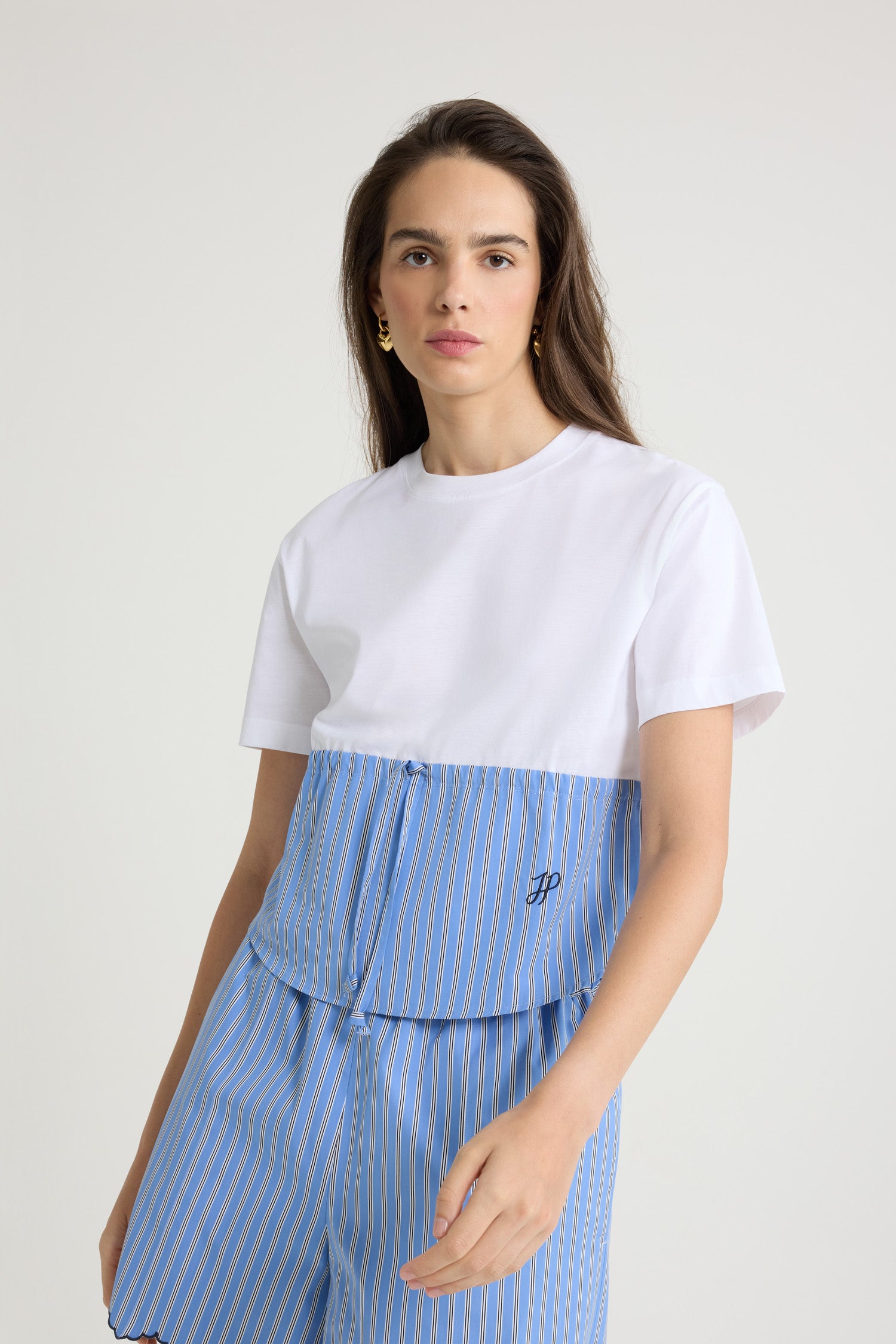 Patou - オーガニックコットン ハイブリッド Tシャツ - White - ホワイトのオーガニックコットン製Tシャツ。ストライプ入りのポプリンヘムを配したハイブリッドデザイン。クルーネック。ドローストリングウエスト。前面にJPモノグラム刺繍。
