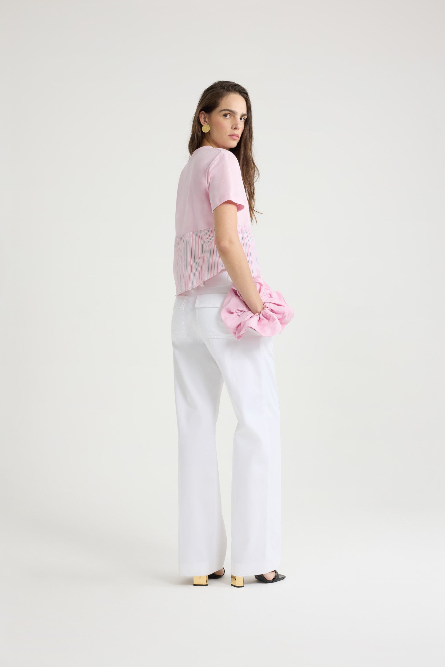 Patou - Maglietta ibrida in cotone bio - Primrose Pink - Maglietta in cotone bio rosa. Costruzione ibrida con un orlo in popeline a righe. Collo tondo. Vita con coulisse. Monogramma JP ricamato sul davanti.