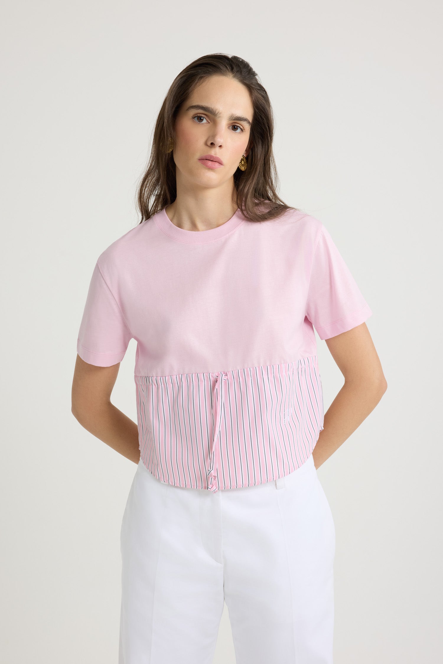 Patou - Maglietta ibrida in cotone bio - Primrose Pink - Maglietta in cotone bio rosa. Costruzione ibrida con un orlo in popeline a righe. Collo tondo. Vita con coulisse. Monogramma JP ricamato sul davanti.