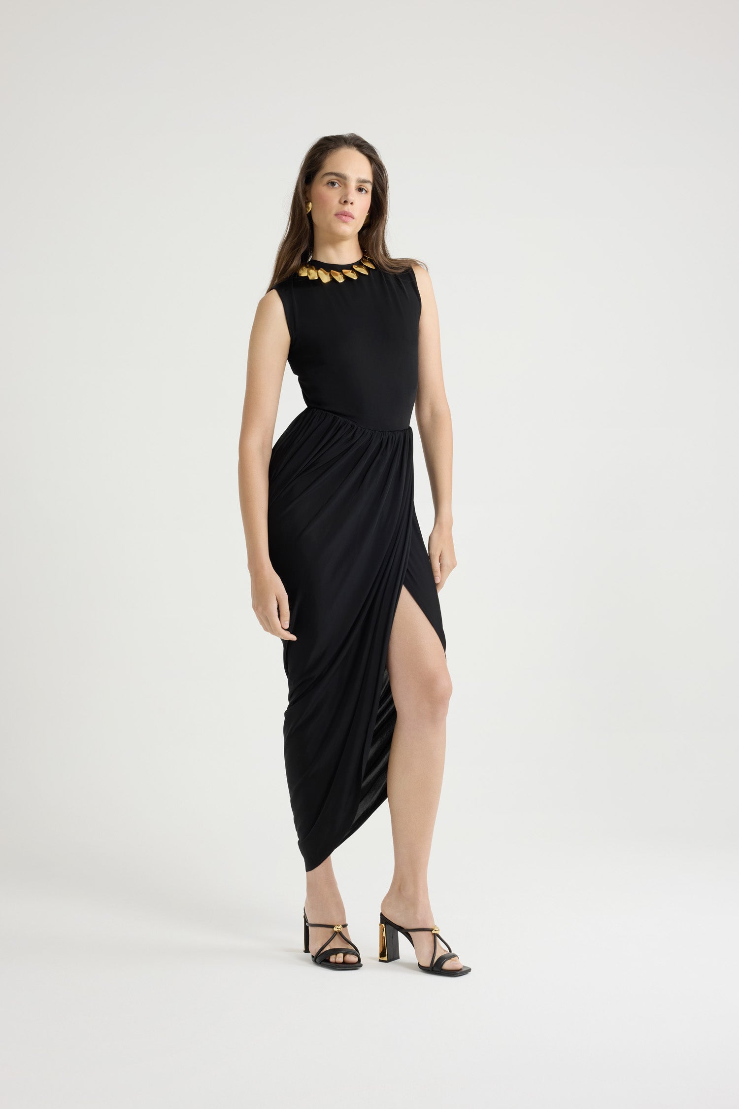 Patou - ストレッチジャージー オープンバックドレス - Black - ブラックのストレッチジャージー製ドレス。ミディ丈。オープンバック、トップにノット開閉伸縮性があるウエスト。オープンフロントのドレープ入りラップスカート。 スリムフィットスタイル。