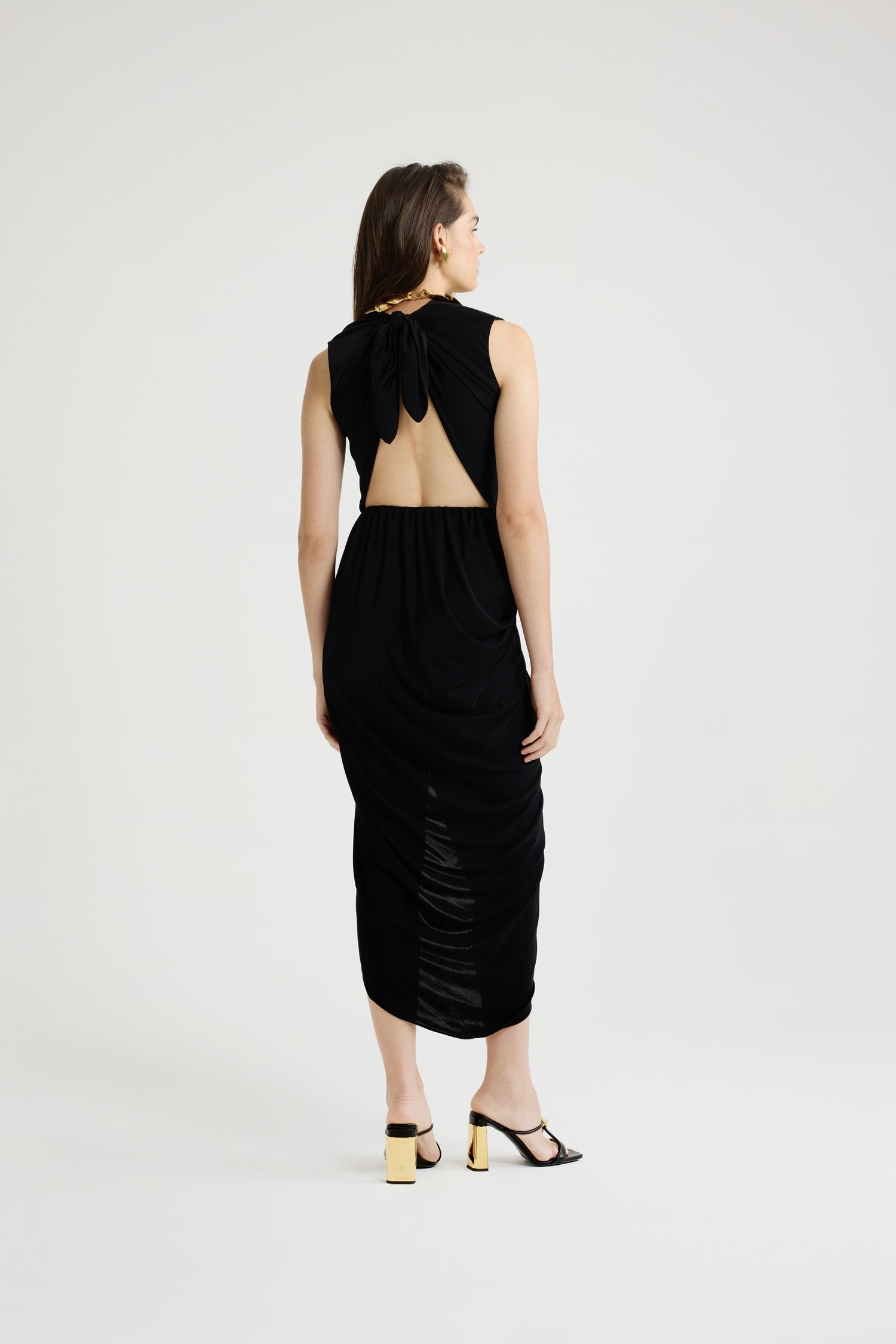 Patou - ストレッチジャージー オープンバックドレス - Black - ブラックのストレッチジャージー製ドレス。ミディ丈。オープンバック、トップにノット開閉伸縮性があるウエスト。オープンフロントのドレープ入りラップスカート。 スリムフィットスタイル。
