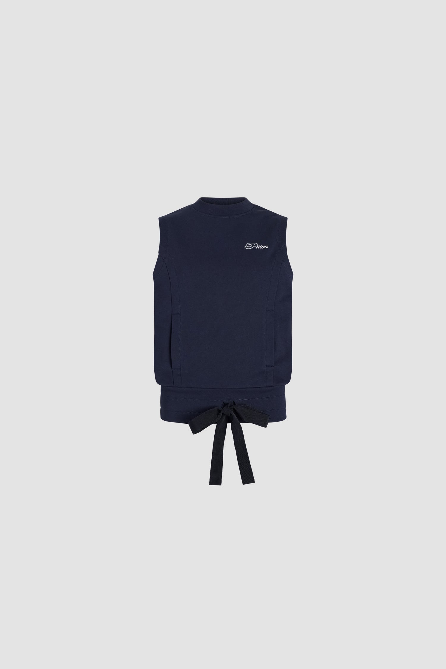 Patou - Sweatshirt sans manches à logo Patou brodé en coton bio - Navy Black - Sweatshirt en coton bio noir marine. Col rond. Col, emmanchures et ourlet côtelés. Modèle sans manches. Logo Patou calligraphie brodé à la poitrine. Poche kangourou. Coulisse en gros-grain à l'ourlet.
