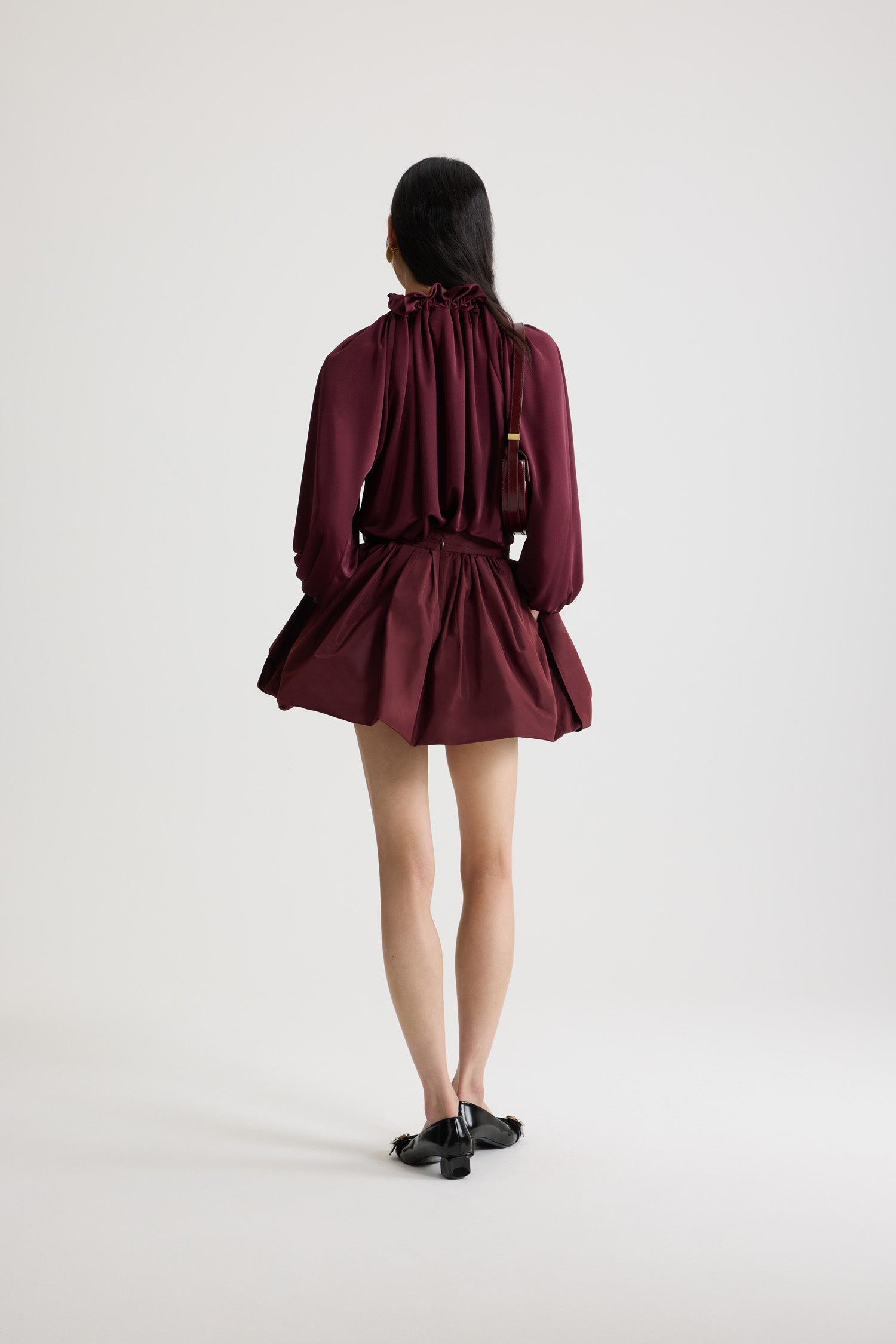 Patou - Top iconico con coulisse in jersey di raso - Vignola - Top in jersey di raso bordeaux Vignola. Collo con coulisse con volant sul davanti e lacci lunghi in grosgrain. Maniche a pipistrello con polsini elasticizzati. Vita elasticizzata.