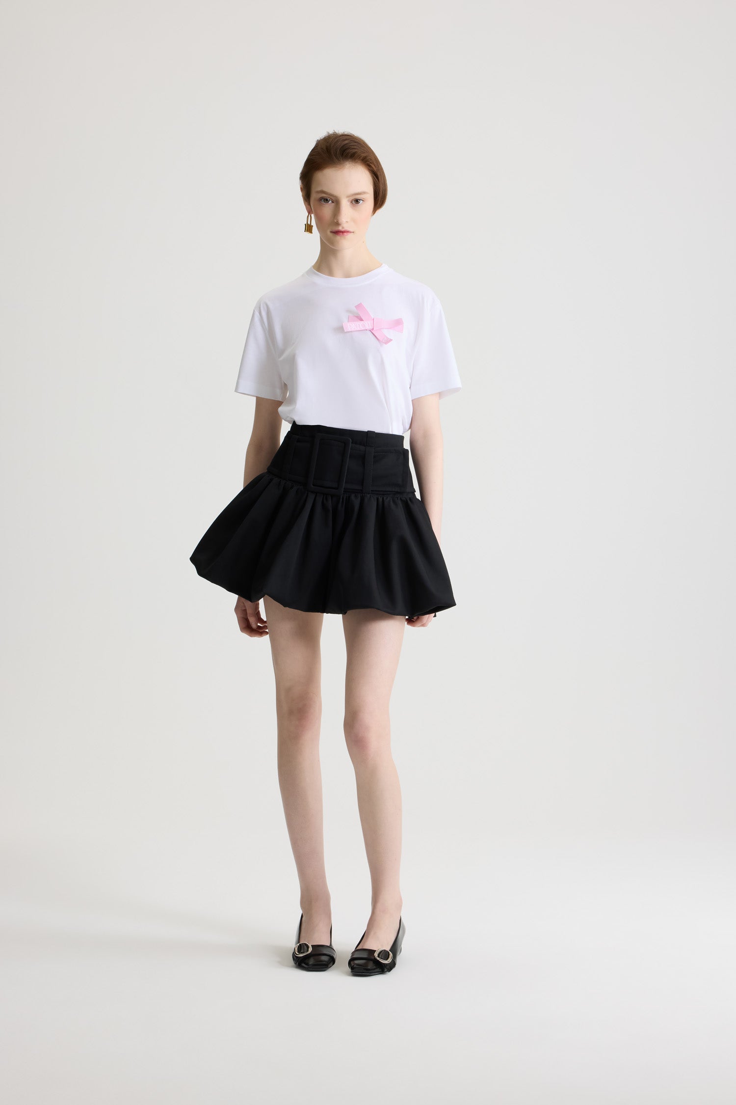 Patou - T-shirt con fiocco in cotone bio - Pink Pearl - T-shirt in cotone bio bianco. Vestibilità regular. Girocollo. Fiocco in grosgrain Pink Pearl sul petto con logo Patou e cuore ricamati.