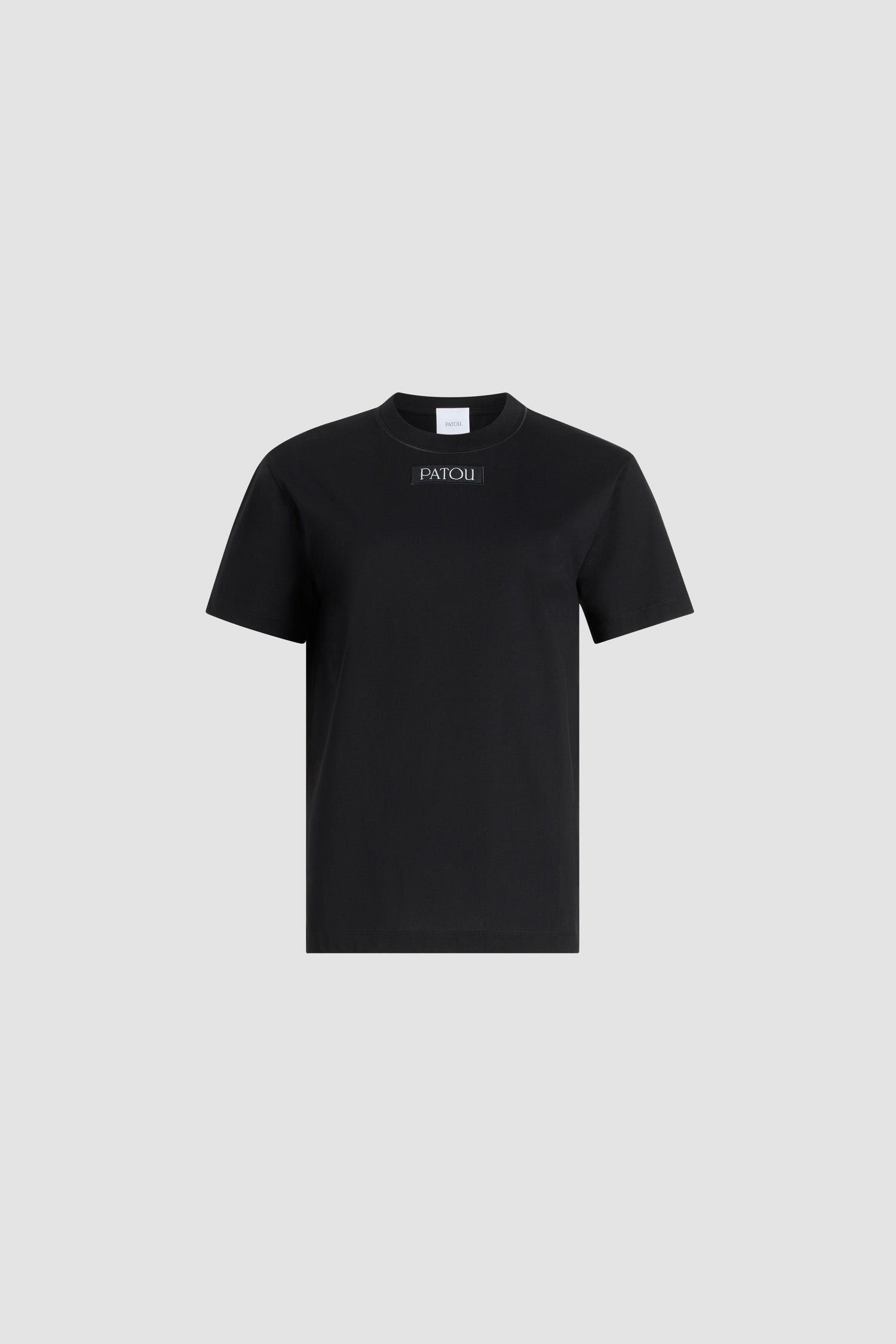 Patou - T-shirt con etichetta con logo Patou in cotone bio - Black - T-shirt in cotone bio nero. Vestibilità regular. Girocollo. Etichetta con logo Patou cucita sul davanti.