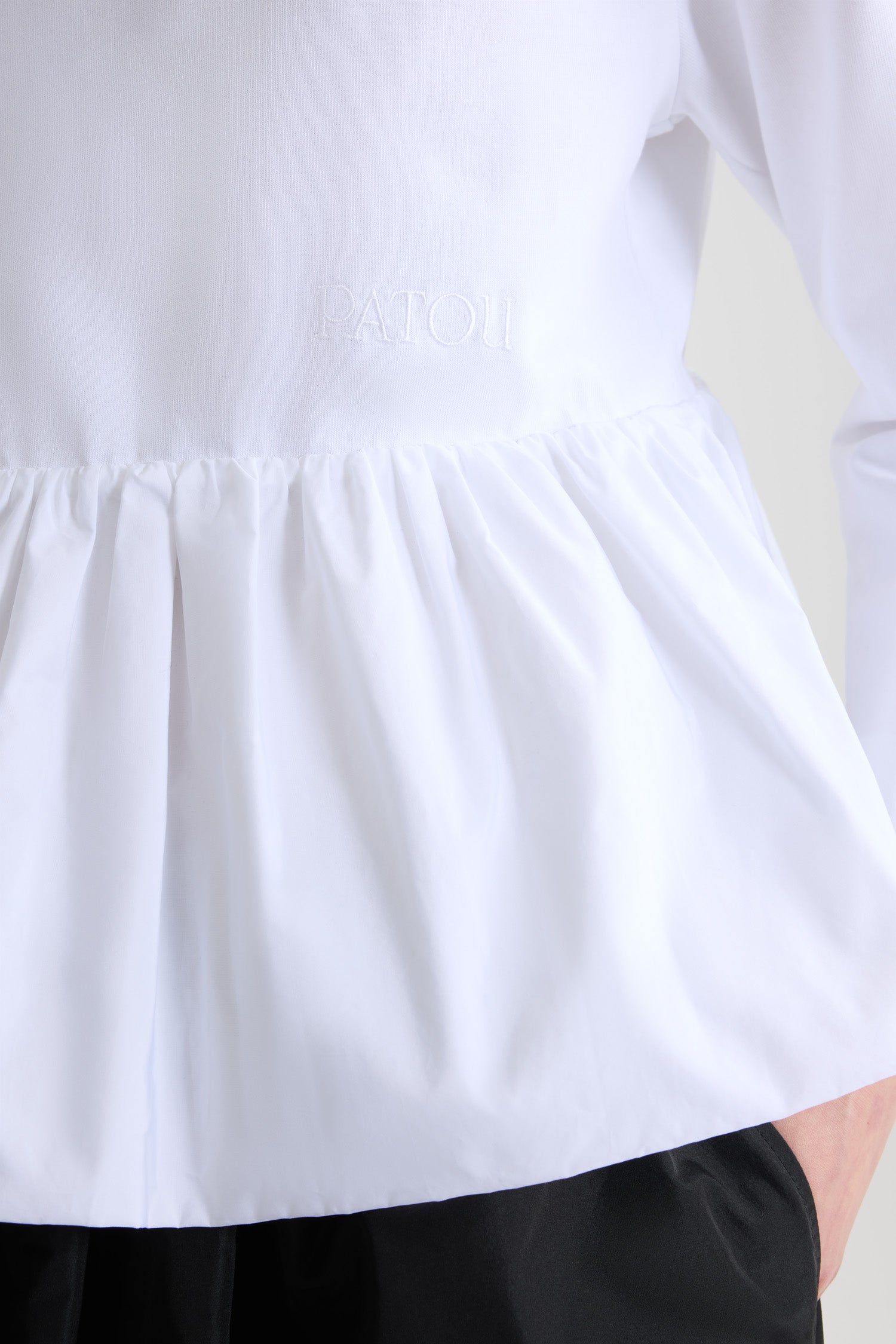 Patou - T-shirt con fondo con ruche in cotone bio e faille - White - T-shirt in cotone bio bianco. Jersey spesso. Stile peplum con ruche in faille di poliestere. Girocollo. Logo Patou ricamato sul davanti.