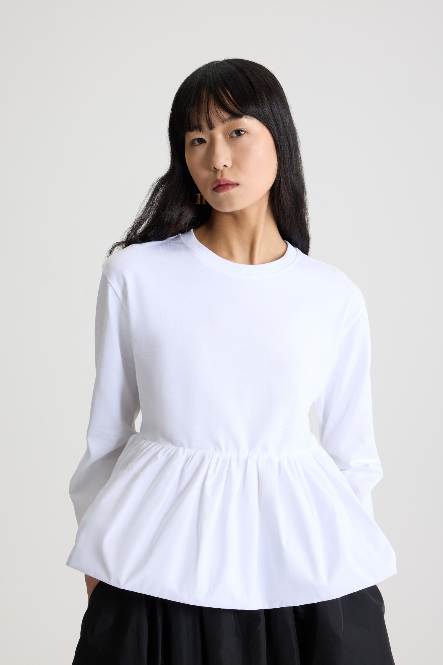 Patou - T-shirt con fondo con ruche in cotone bio e faille - White - T-shirt in cotone bio bianco. Jersey spesso. Stile peplum con ruche in faille di poliestere. Girocollo. Logo Patou ricamato sul davanti.