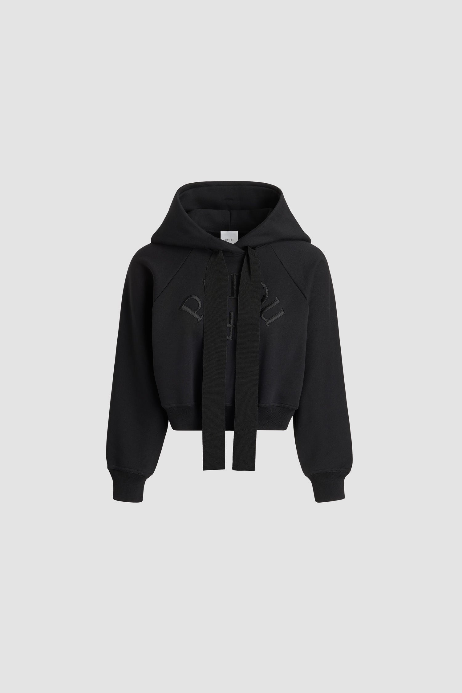 Patou - オーガニックコットン パトゥロゴ&JPモノグラム フーディ - Black - ホワイトのオーガニックコットン製スウェットシャツ。クロップド丈。フード付き襟にグログラン ドローストリング。前面にパトゥの刺しゅうロゴとJPモノグラム。ラグランスリーブ。リブ編みの袖口と裾。