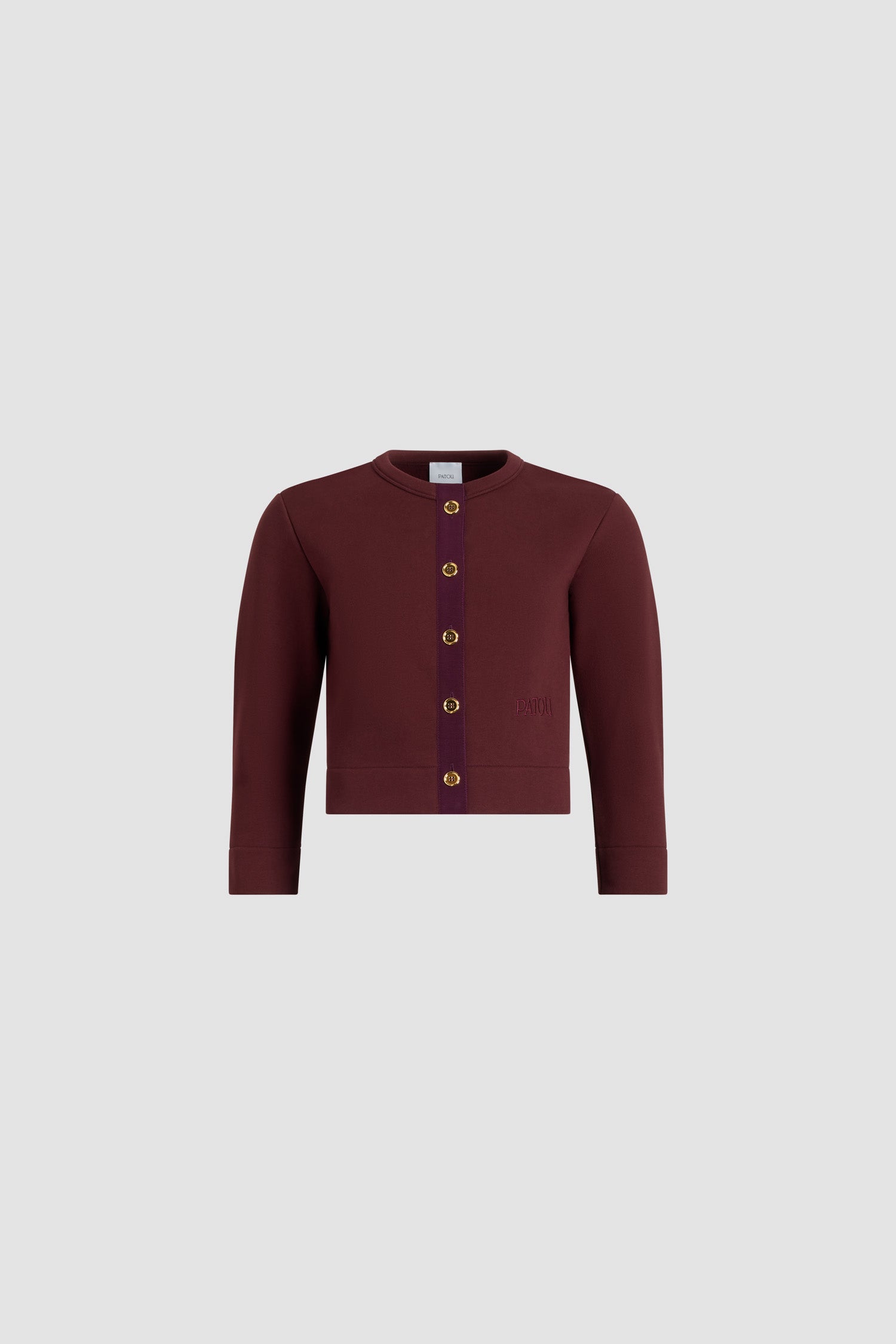Patou - オーガニックコットンフリース カーディガン - Syrah - シラーバーガンディのオーガニックコットンフリース製カーディガン。ラウンドネック。ゴールドトーンのJP刻印入りボタンとグログランプラケット付きのボタンフロント。フロントにパトゥロゴ刺繍。