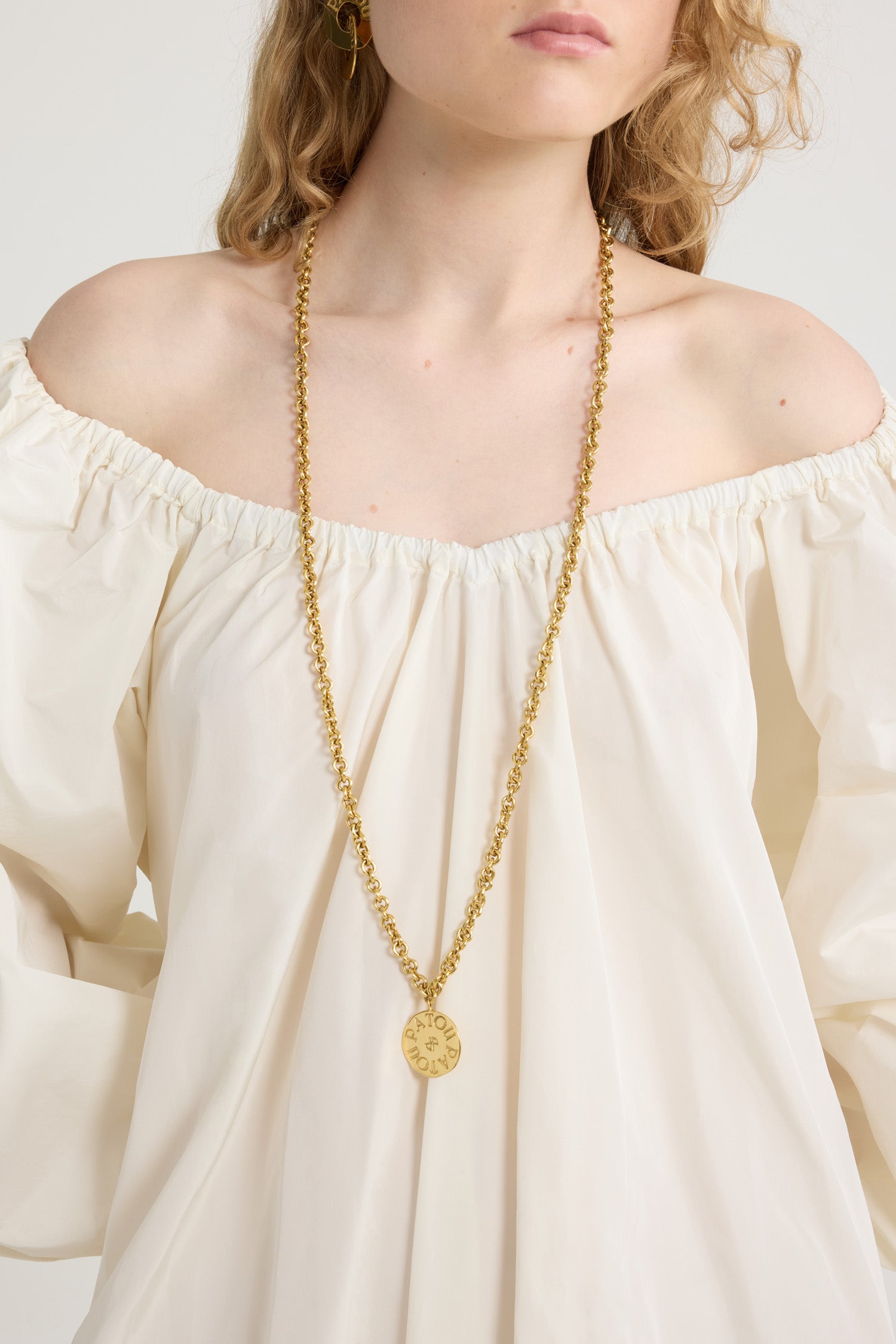 Patou - Halskette mit Münzenanhänger aus vergoldetem Messing - Gold - Halskette aus vergoldetem Messing. Feine Kette mit T-Bar-Verschluss. Antiker Münzenanhänger mit Patou Logogravur und JP-Monogramm.