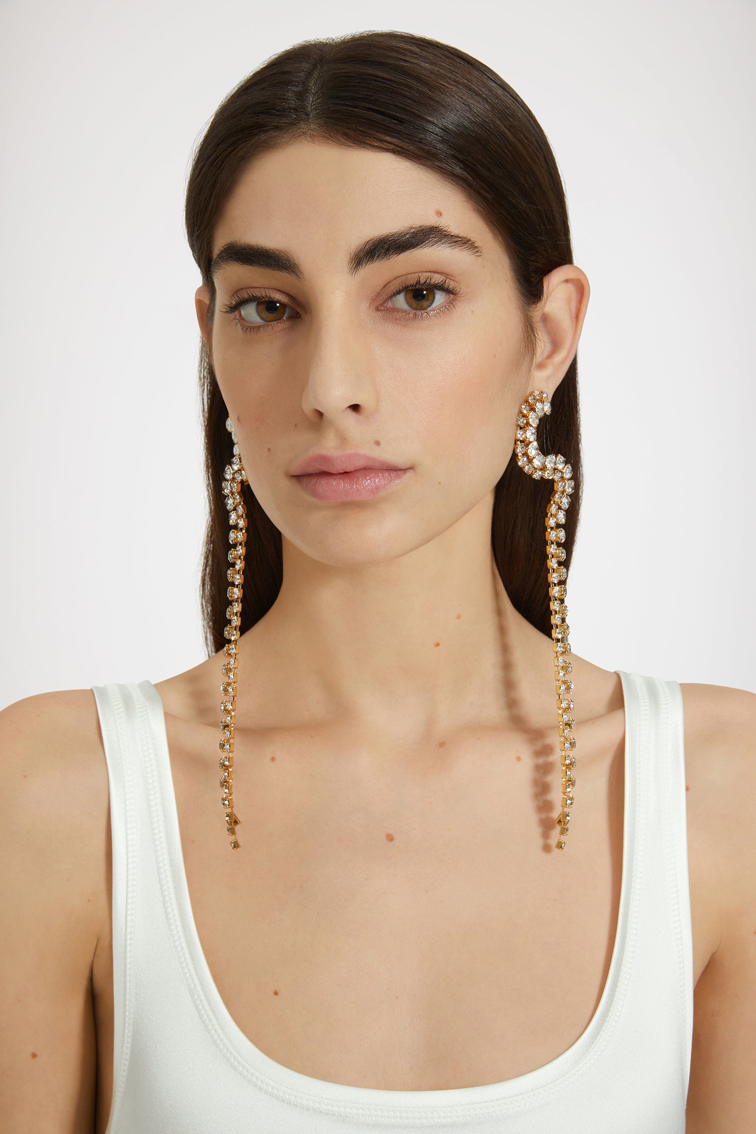 Patou - Boucles d'oreilles cascade en cristal et laiton doré - Gold - Une rivière de cristaux complète la parure Patou.Boucles d'oreilles en cristal et laiton doré à l'or fin. Forme cascade. Fermoir poussette convenant aux oreilles percées.