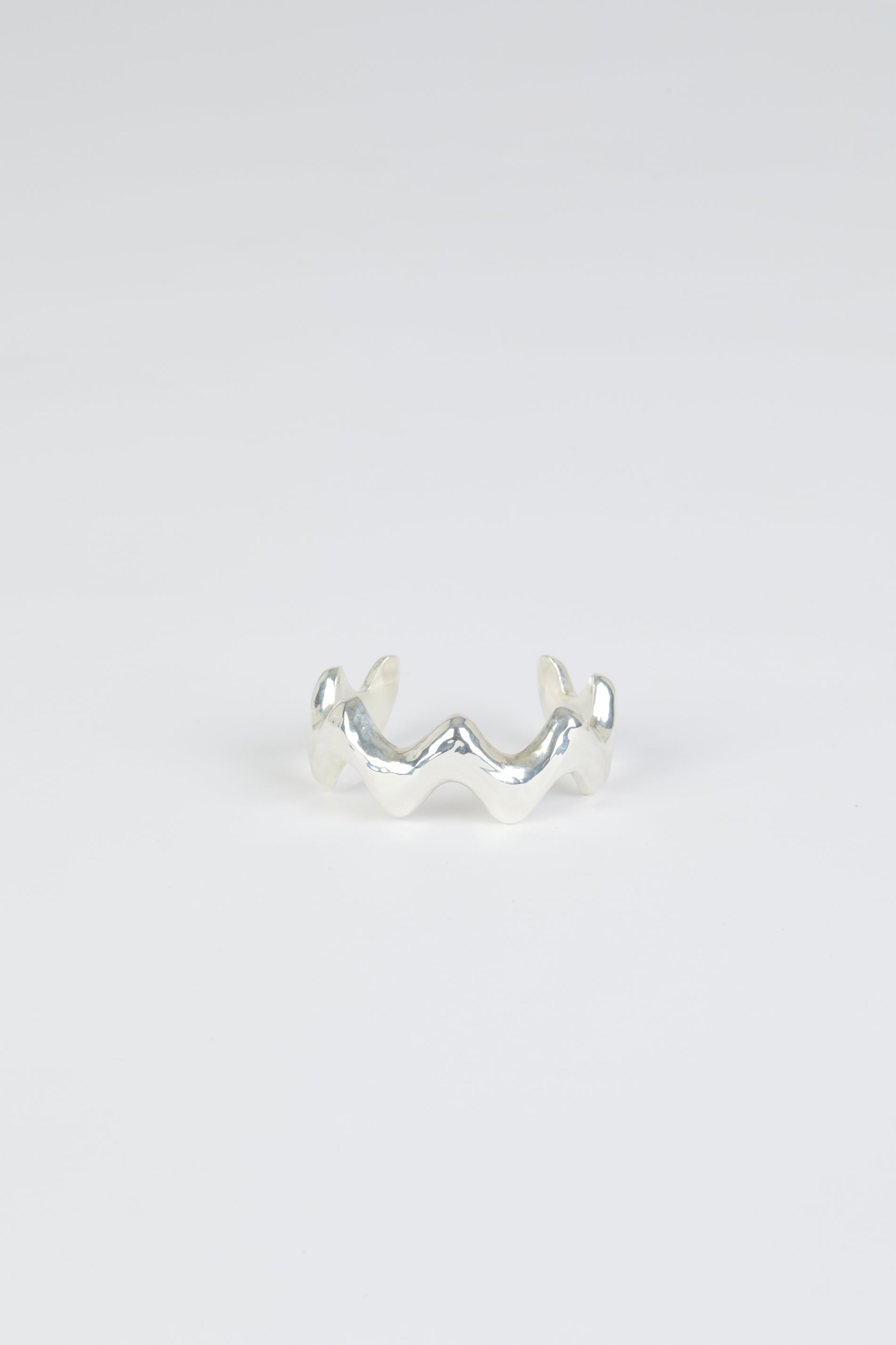 Patou - Bracciale rigido in ottone argentato - Silver - L'ondata oro dei nuovi gioielli Patou.Bracciale rigido in ottone argentato. Disegno a onda.