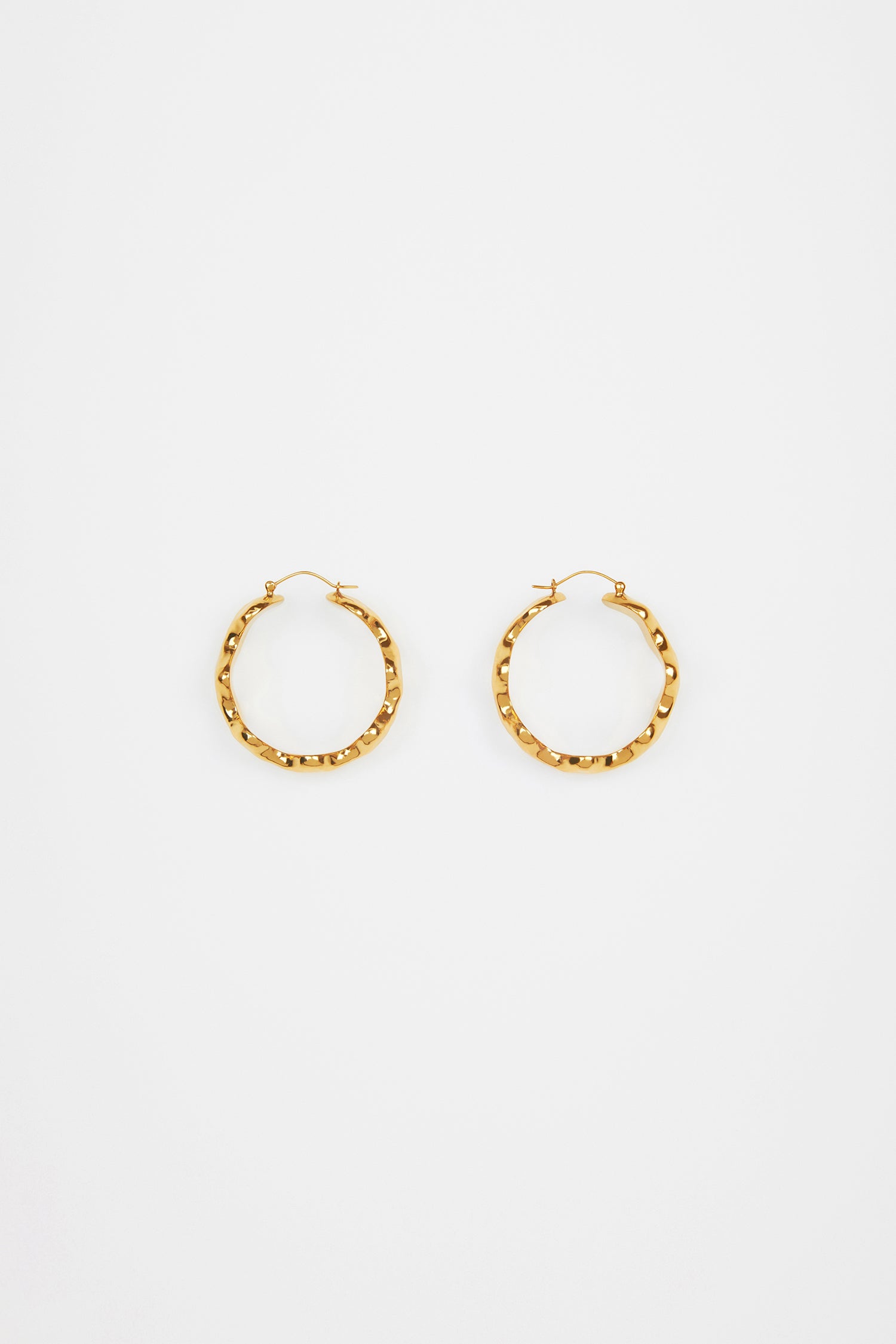 Patou - Orrecchini a cerchio a onda in ottone dorato - Gold - L'ondata oro dei nuovi gioielli Patou.Orrecchini a cerchio in ottone dorato. Disegno a onda. Chiusura per orecchie forate.