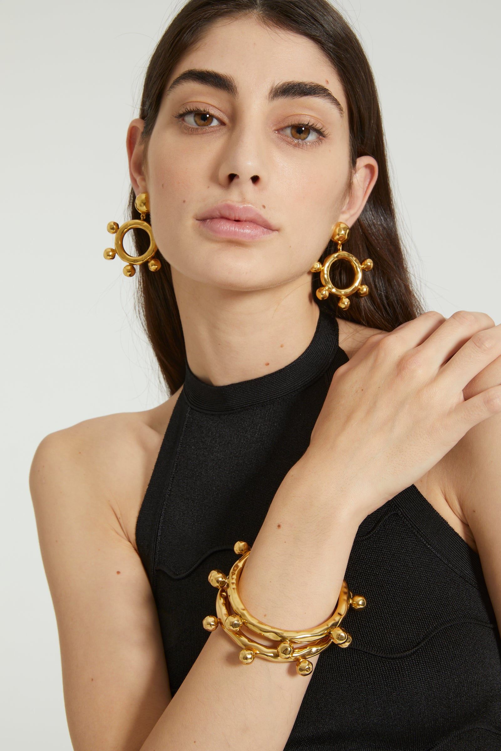 Patou - Bracciale arlesiano in ottone - Gold - Ispirazione arlesienne, reinterpretazione parisienne.Bracciale in ottone dorato. Dettagli sferici.