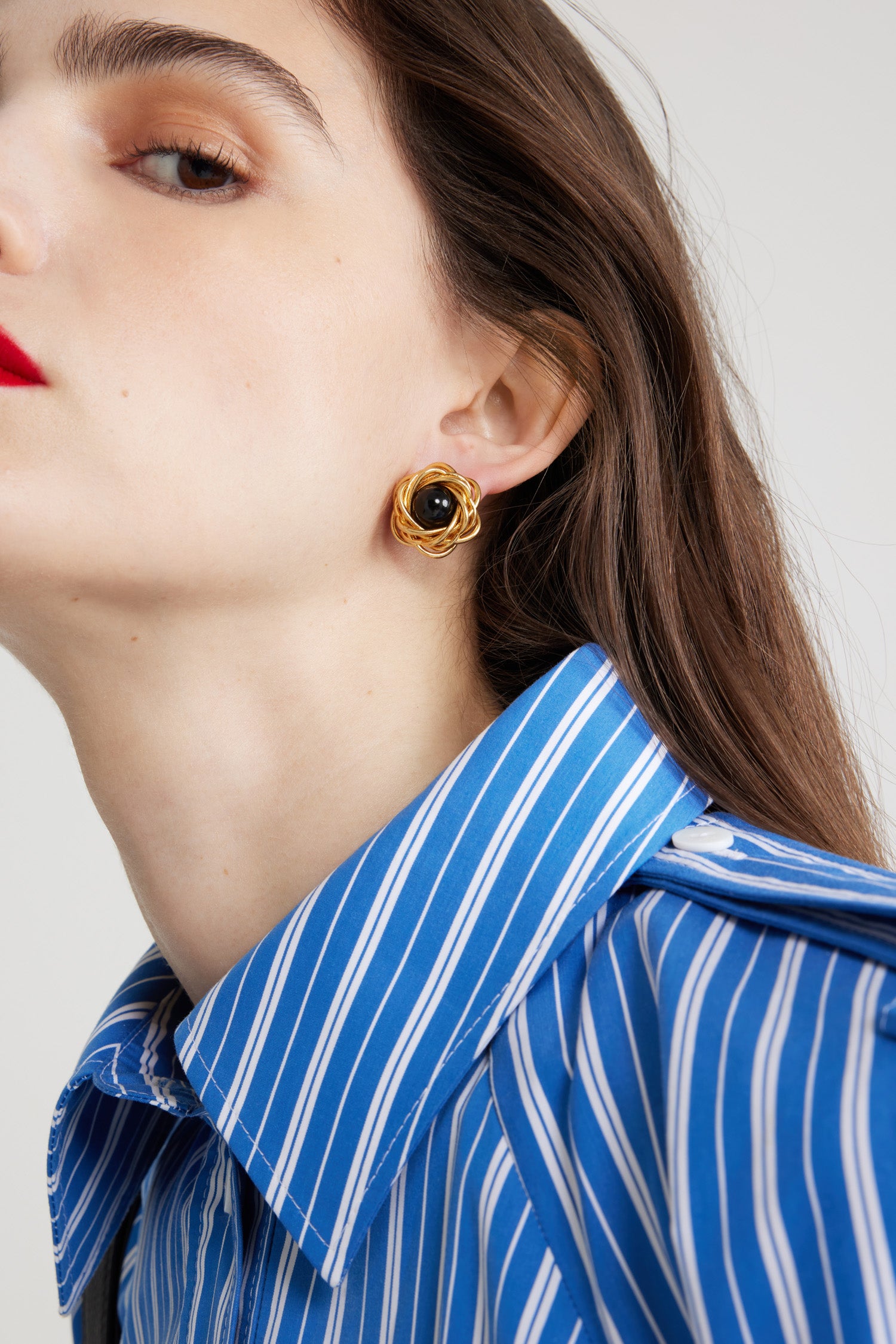 Patou - Boucles d'oreilles nid en laiton doré et résine - Black - Boucles d'oreilles en laiton doré et résine noire. Forme nid. Patou gravé. Fermoir adapté aux oreilles percées.