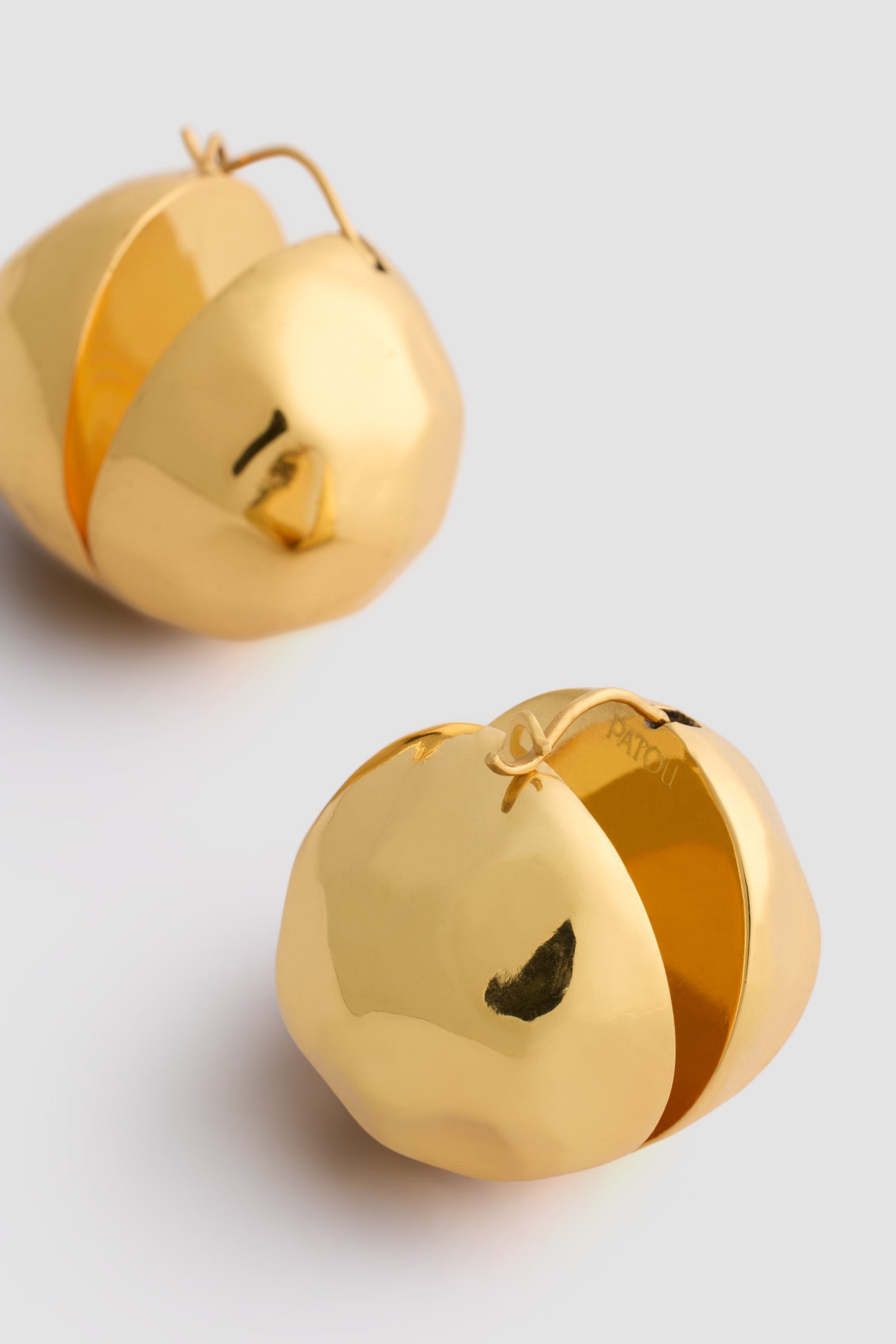 Patou - Gehämmerte Kugelohrringe aus vergoldetem Messing - Gold - Vergoldete Ohrringe aus Messing. Gehämmerte Kugeln. Patou als Gravur. Französischer Verschluss für gepiercte Ohren.