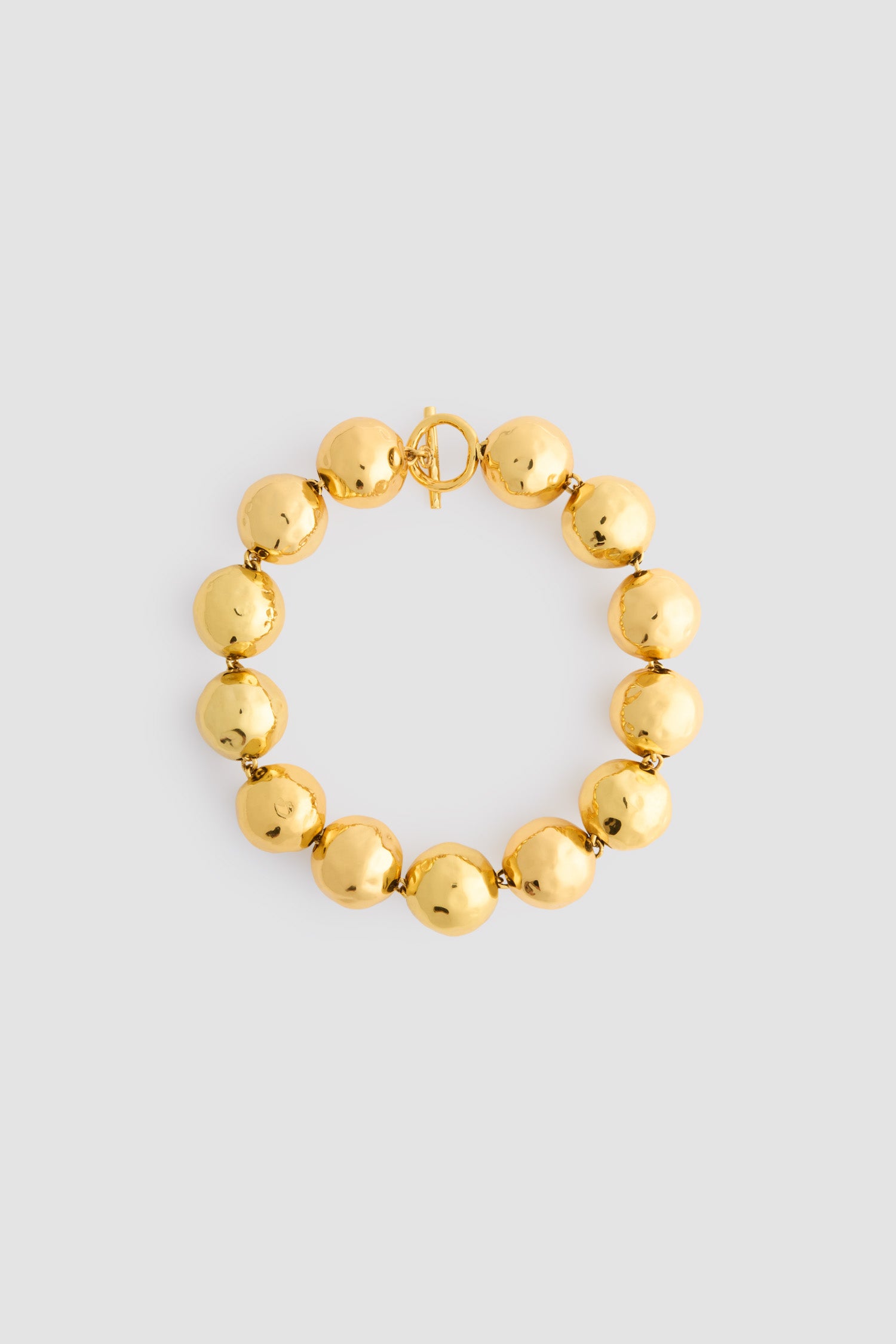 Patou - Collier à boules martelées en laiton doré - Gold - Collier en laiton doré. Boules martelées. Patou gravé. Fermoir en T.