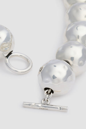 Collana con sfere martellate in ottone argentato