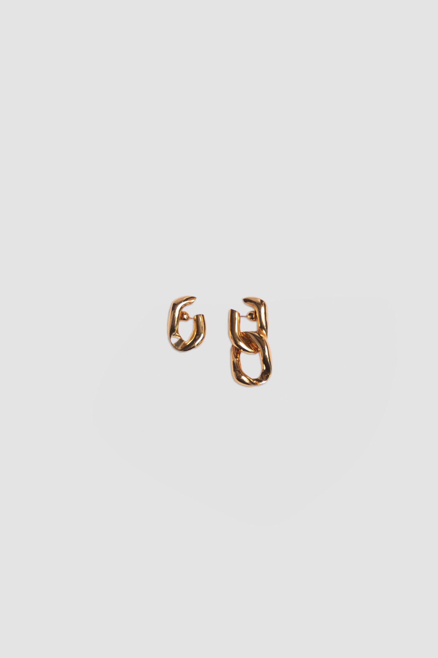 Patou - Orecchini asimmetrici a catena in ottone dorato - Gold - Orecchini in ottone dorato. Disegno asimmetrico a catena. Chiusura per orecchie forate.