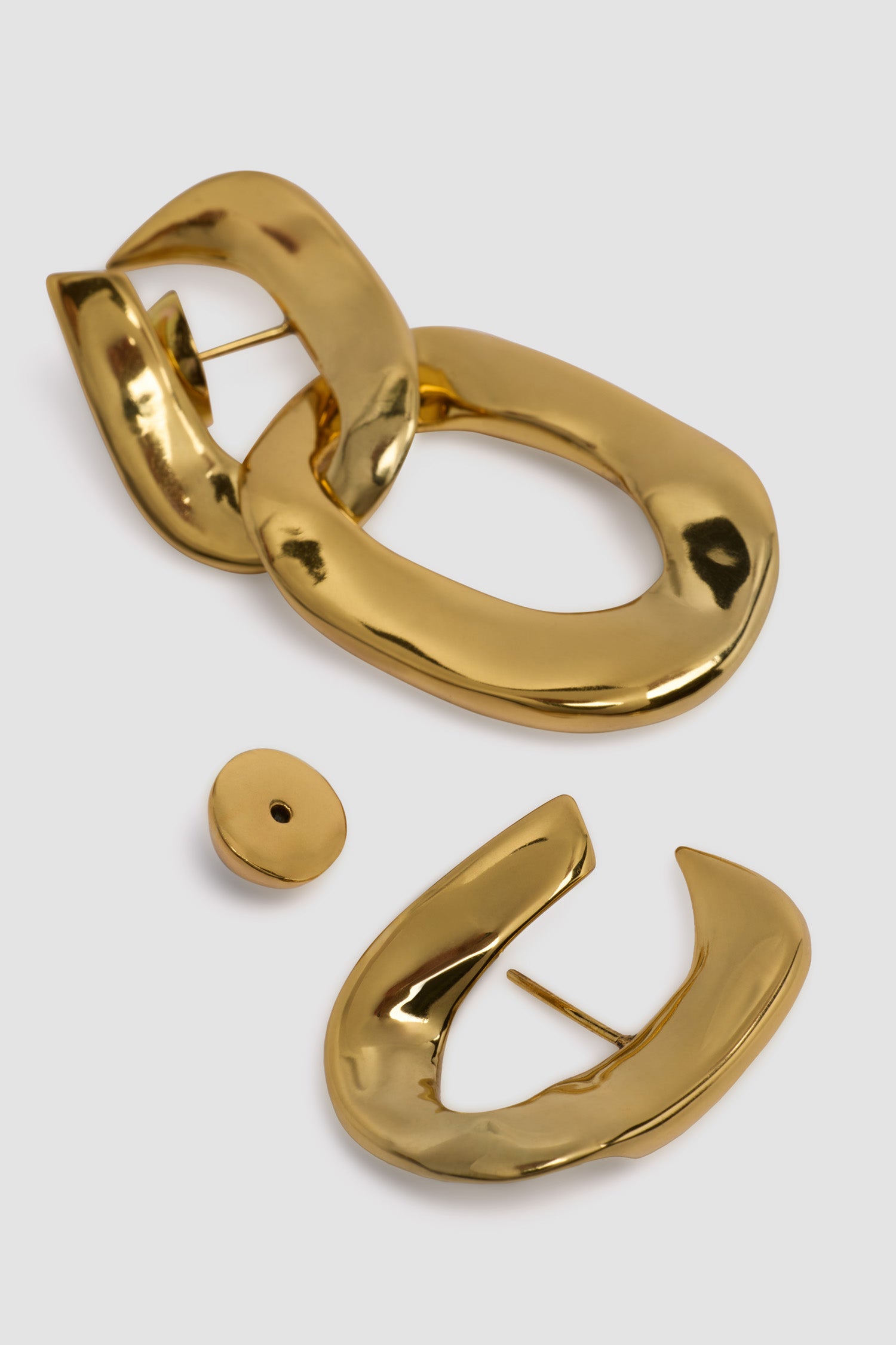 Patou - Orecchini asimmetrici a catena in ottone dorato - Gold - Orecchini in ottone dorato. Disegno asimmetrico a catena. Chiusura per orecchie forate.
