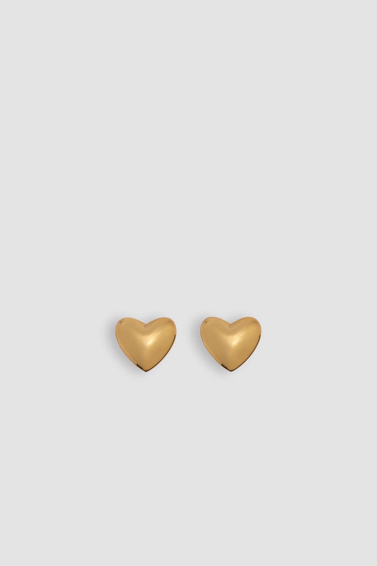 Patou - 골드 플레이티드 브라스 소재 하트 이어링 - Gold - 골드 도금 브라스 소재. 하트 디자인. 피어싱한 귀에 사용한는 핀 잠금.