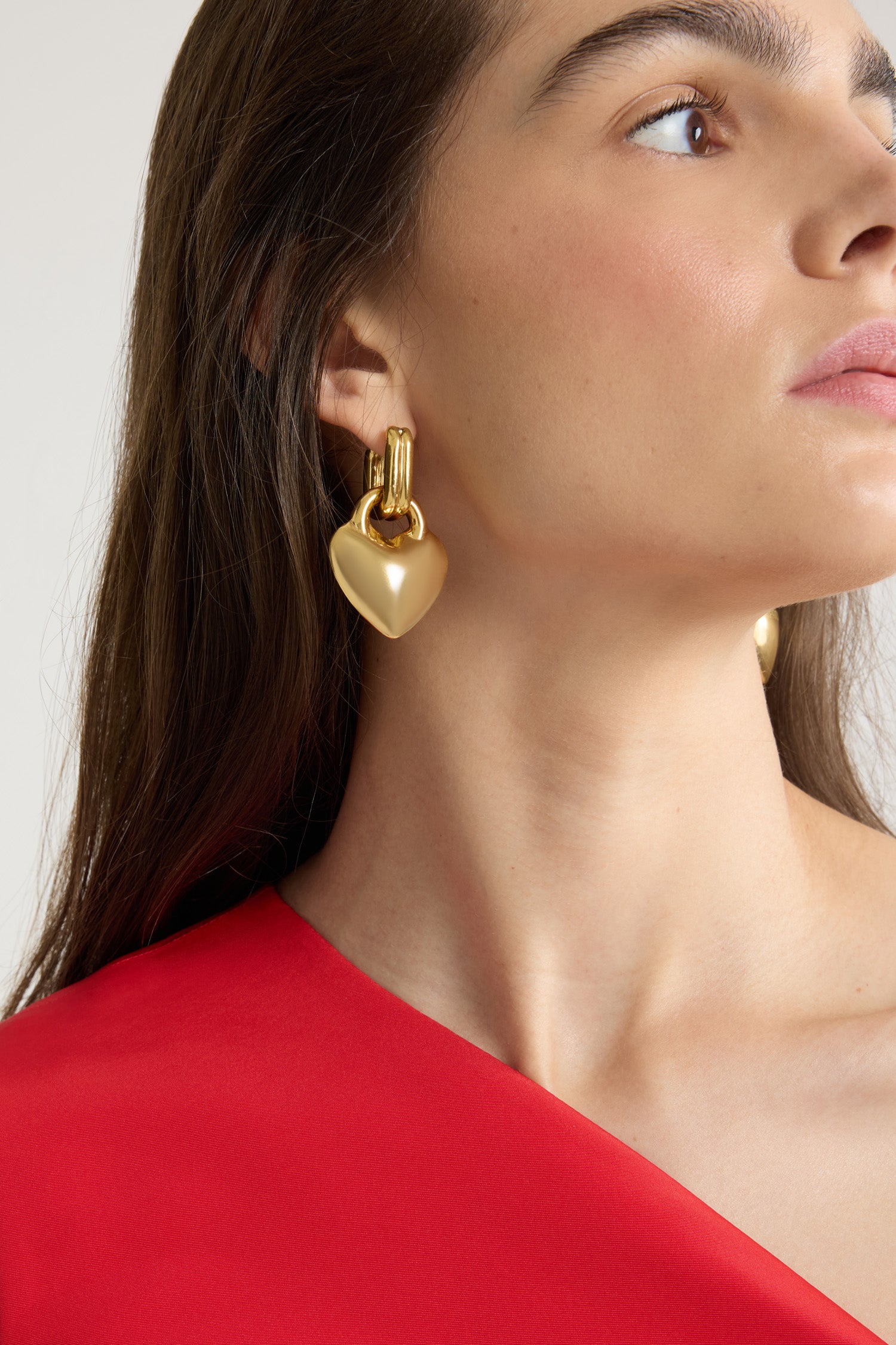 Patou - ゴールドプレーテッドブラス ハート フープピアス - Gold - ゴールドプレート加工のブラス製フープイヤリング。ハート型のデザイン。ピアスに適したピン型キャッチ。