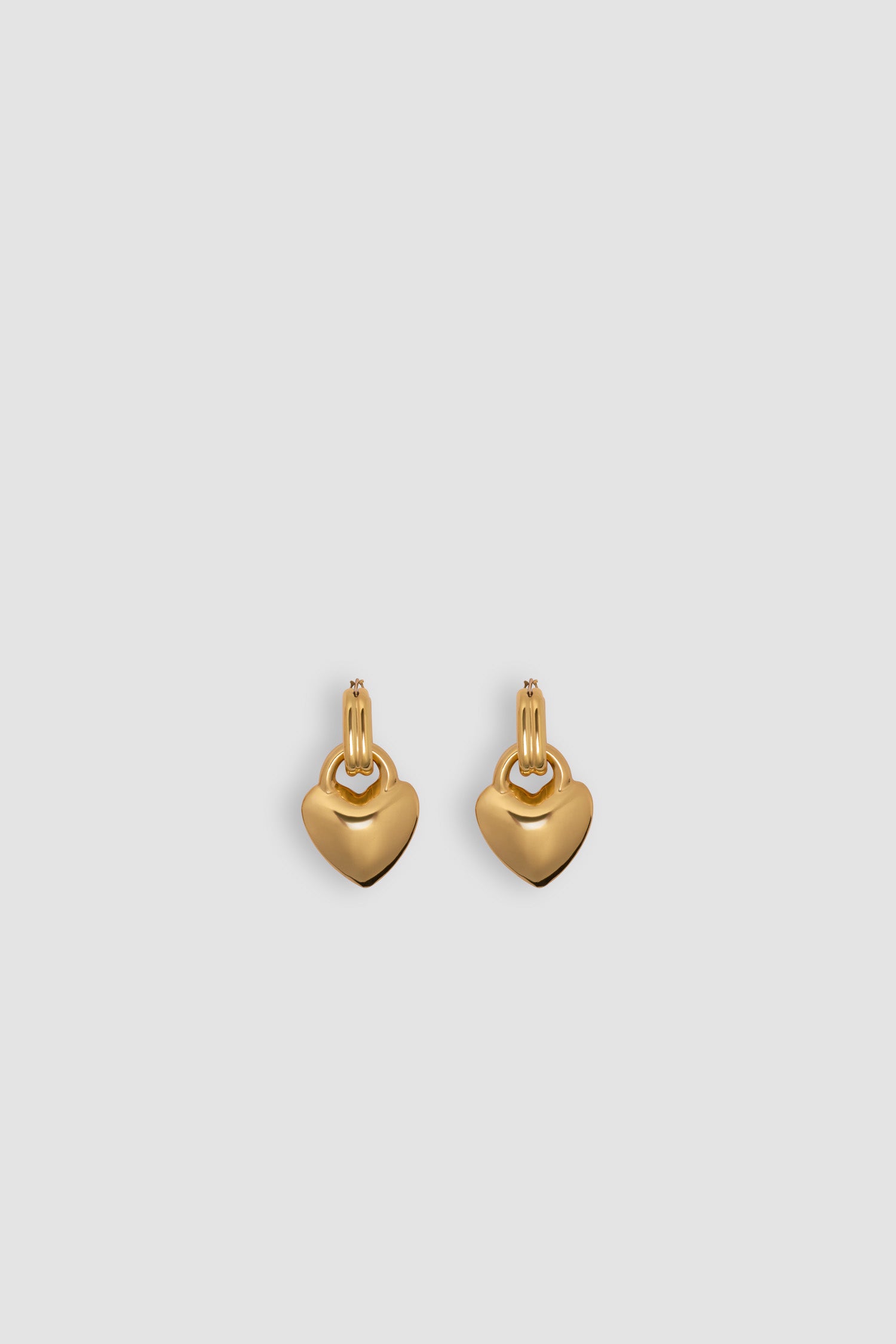 Patou - ゴールドプレーテッドブラス ハート フープピアス - Gold - ゴールドプレート加工のブラス製フープイヤリング。ハート型のデザイン。ピアスに適したピン型キャッチ。