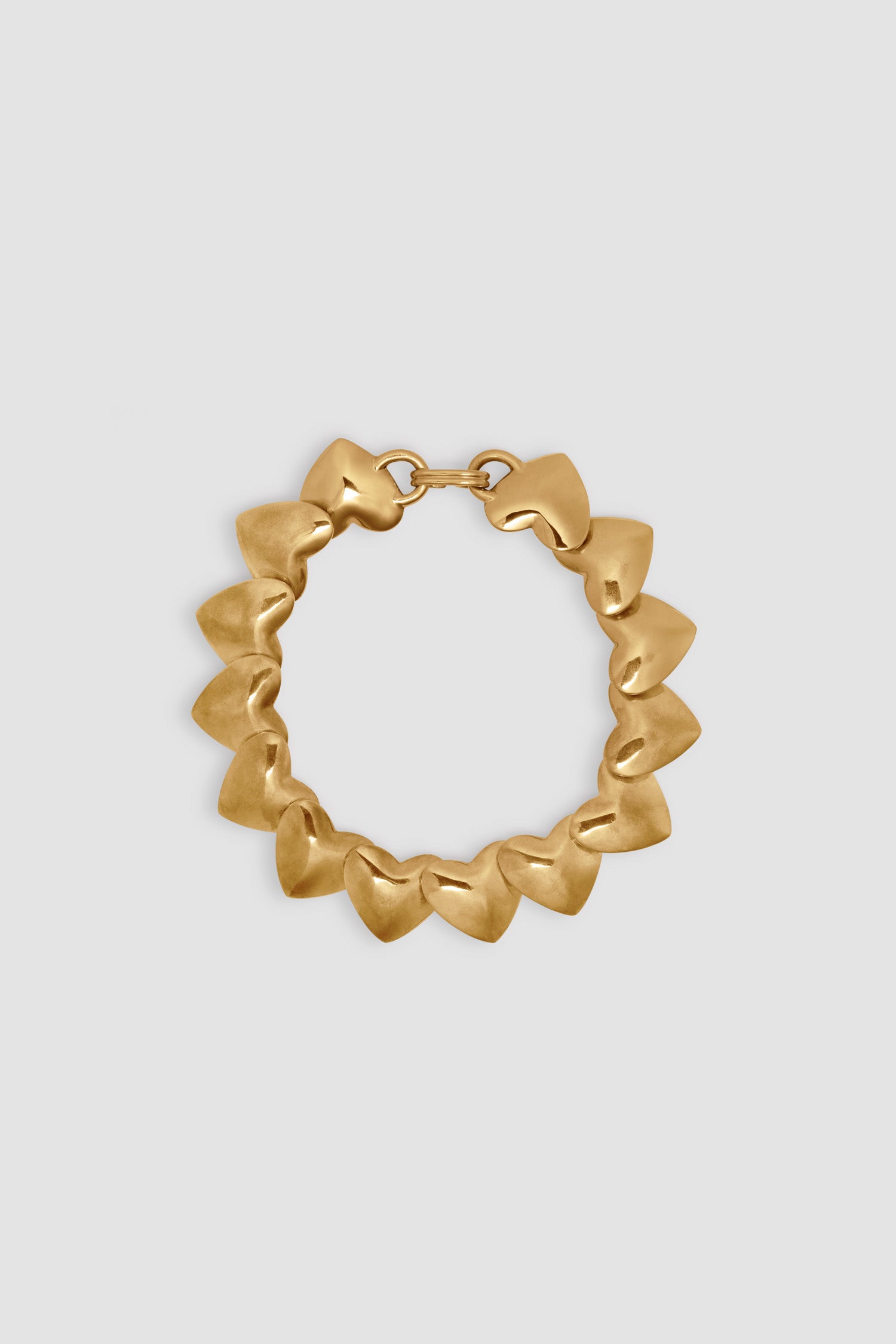 Patou - Collier à cœur en laiton doré - Gold - Collier en laiton doré. Forme cœur. Modèle court. Fermoir crochet.