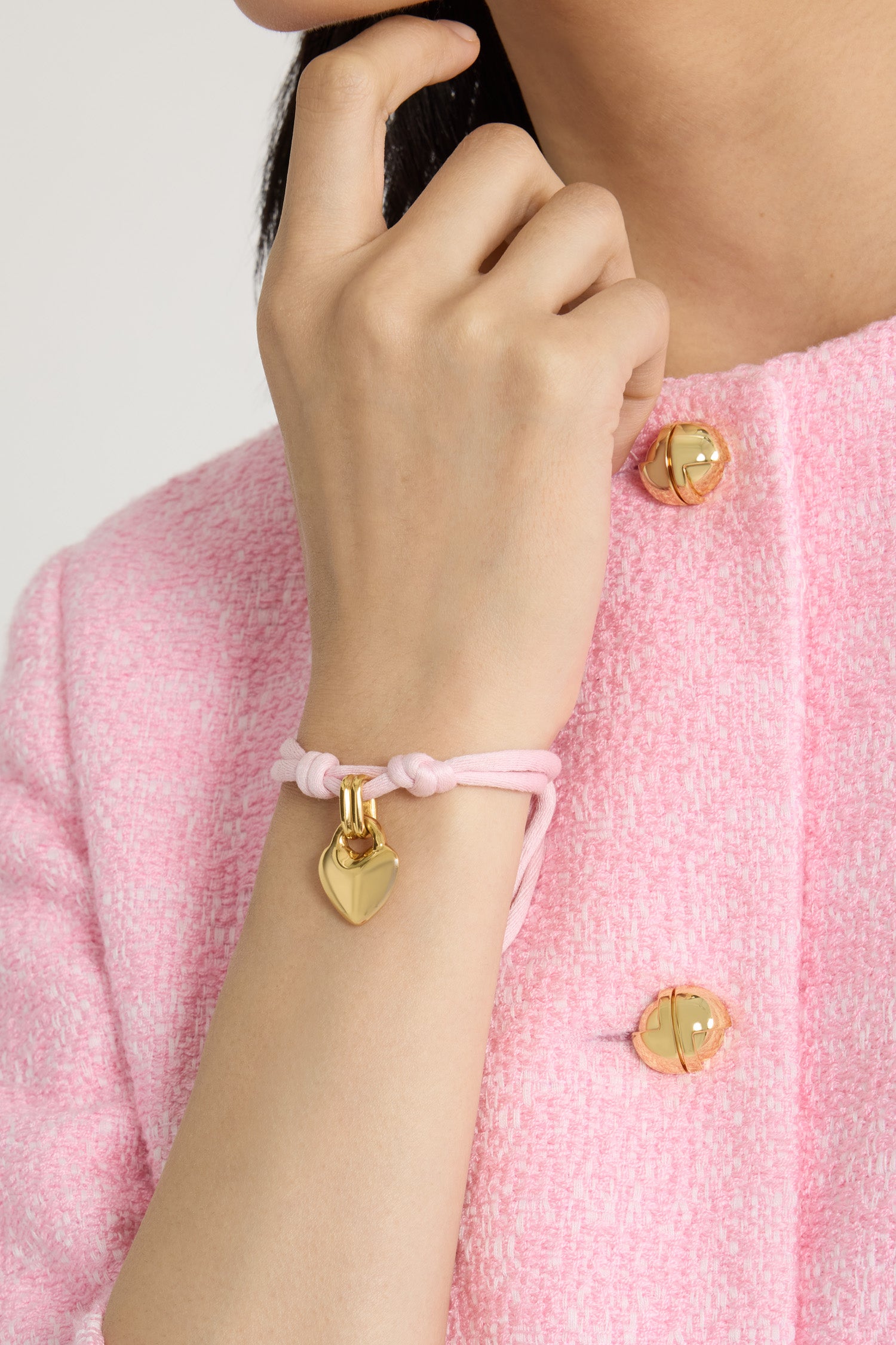 Patou - Heart bracelet in gold-plated brass and cotton - Primrose Pink - Gold-plated brass and Primrose Pink cotton bracelet. Heart charm. Double cord with gold-plated brass tips.