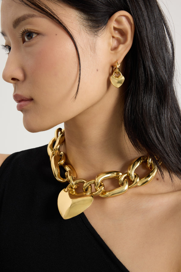 Patou - Collier chaîne à cœur en laiton doré - Gold - Collier en laiton doré. Modèle court en forme de chaîne. Pendentif cœur. Fermoir en T.