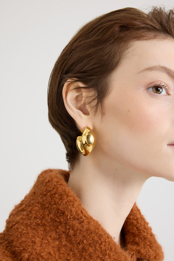 Patou - Boucles d’oreilles chevalière en laiton doré - Gold - Boucles d’oreilles en laiton doré. Modèle inspiré d’une chevalière. Fermoir poussette convenant aux oreilles percées.