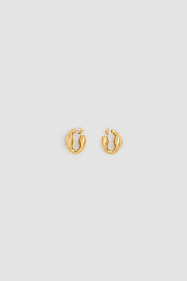 Patou - Boucles d’oreilles chevalière en laiton doré - Gold - Boucles d’oreilles en laiton doré. Modèle inspiré d’une chevalière. Fermoir poussette convenant aux oreilles percées.