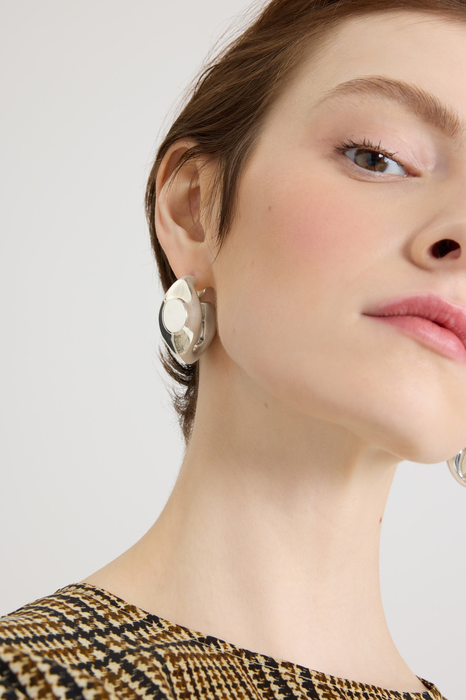 Patou - シルバープレーテッドブラス シグネット ピアス - Silver - ゴールドプレート加工のブラス製ピアス。シグネットリング風のデザイン。ピアスに適したプッシュスタッズ開閉。