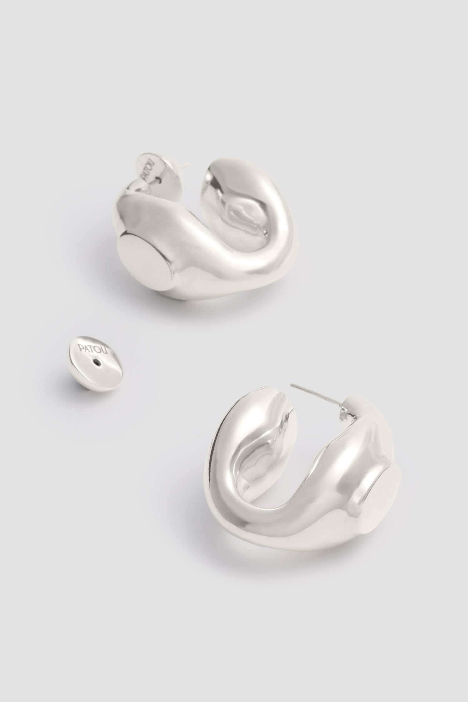 Patou - シルバープレーテッドブラス シグネット ピアス - Silver - ゴールドプレート加工のブラス製ピアス。シグネットリング風のデザイン。ピアスに適したプッシュスタッズ開閉。