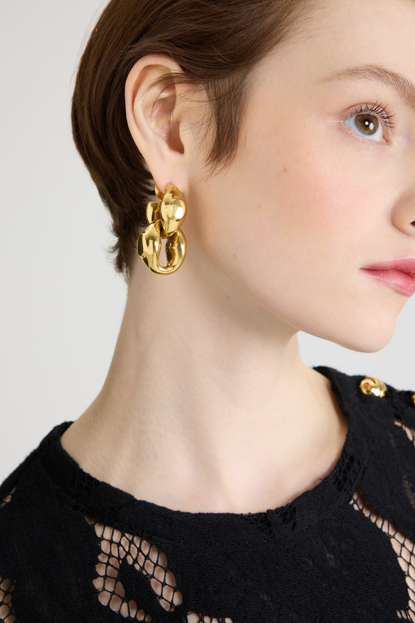 Patou - Boucles d’oreilles chevalière doubles en laiton doré - Gold - Boucles d’oreilles en laiton doré. Maillons inspirés d’une chevalière. Fermoir poussette convenant aux oreilles percées.