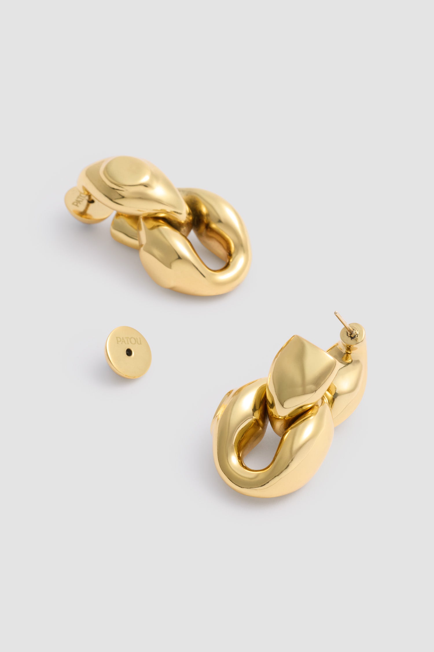 Patou - Doppelte Siegel-Ohrringe aus vergoldetem Messing - Gold - Ohrringe aus vergoldetem Messing. Vom Siegelring-Design inspirierte Kettenglieder. Steckverschluss für gepiercte Ohren.