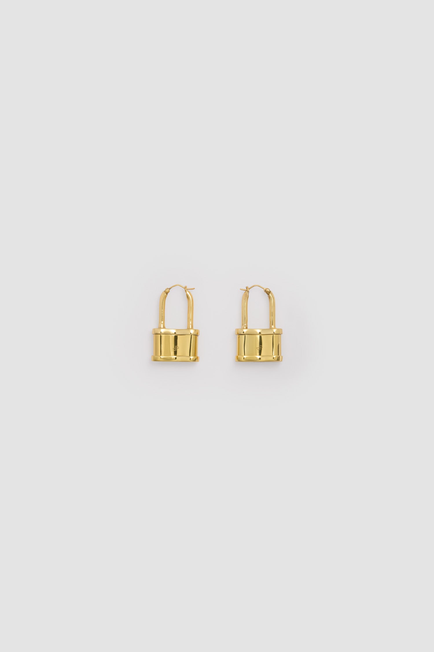 Patou - Orecchini piccoli a forma di lucchetto in ottone placcato oro - Gold - Orecchini in ottone placcato oro. Modello a lucchetto. Logo Patou e monogramma JP incisi. Chiusura a monachella per orecchie forate.