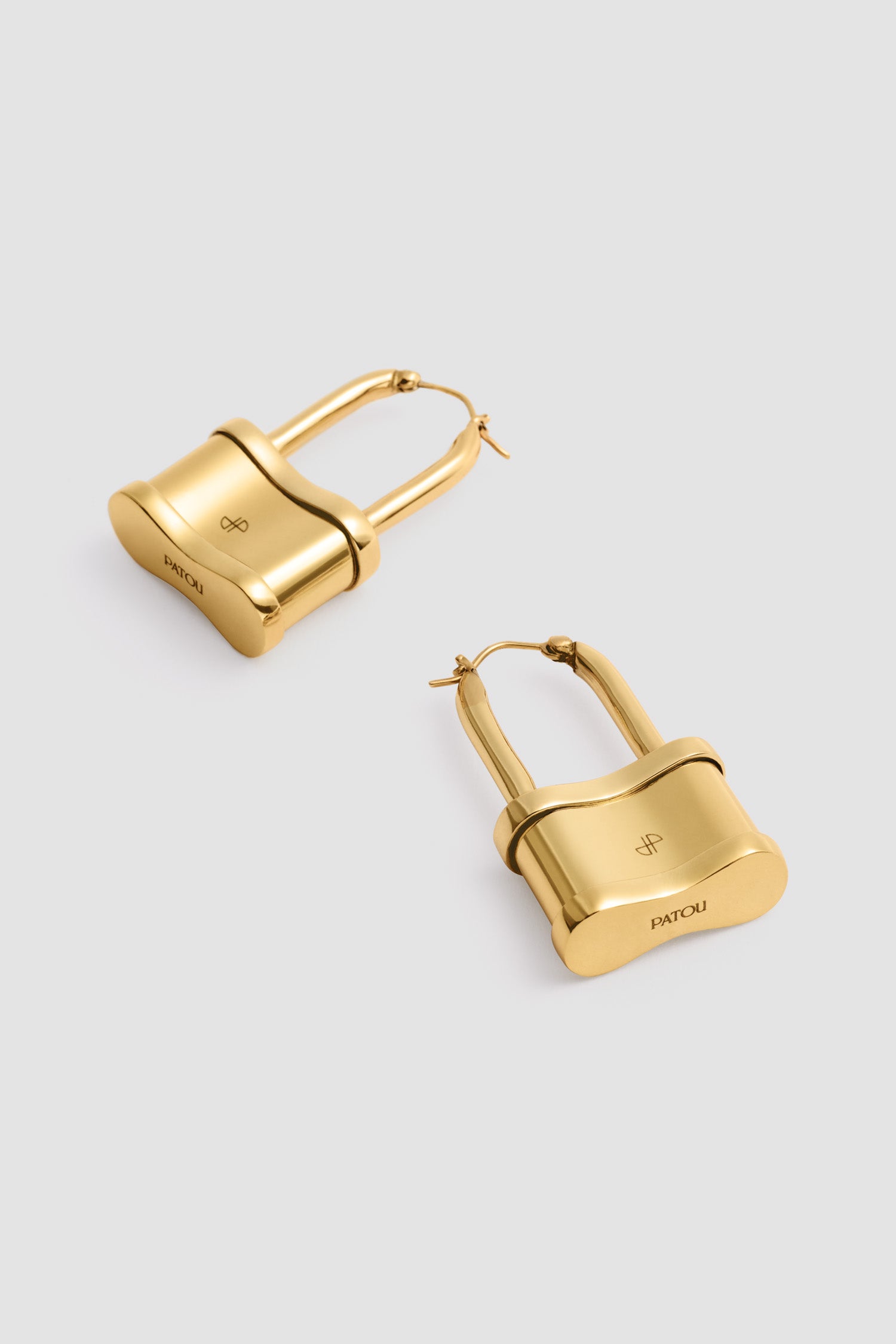 Patou - Orecchini piccoli a forma di lucchetto in ottone placcato oro - Gold - Orecchini in ottone placcato oro. Modello a lucchetto. Logo Patou e monogramma JP incisi. Chiusura a monachella per orecchie forate.