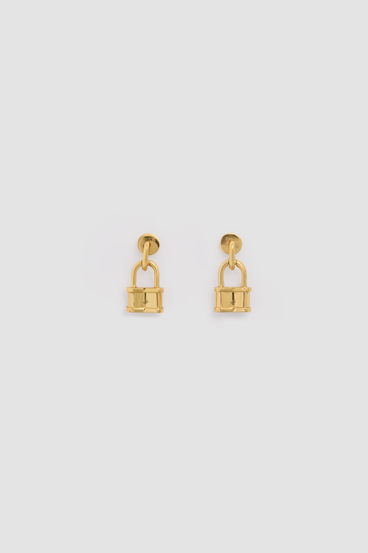 Patou - Sehr kleine Vorhängeschloss-Ohrringe aus vergoldetem Messing - Gold - Ohrringe aus vergoldetem Messing. Vorhängeschloss-Design. Patou Logo- und JP-Monogrammgravur. Steckverschluss für gepiercte Ohren.