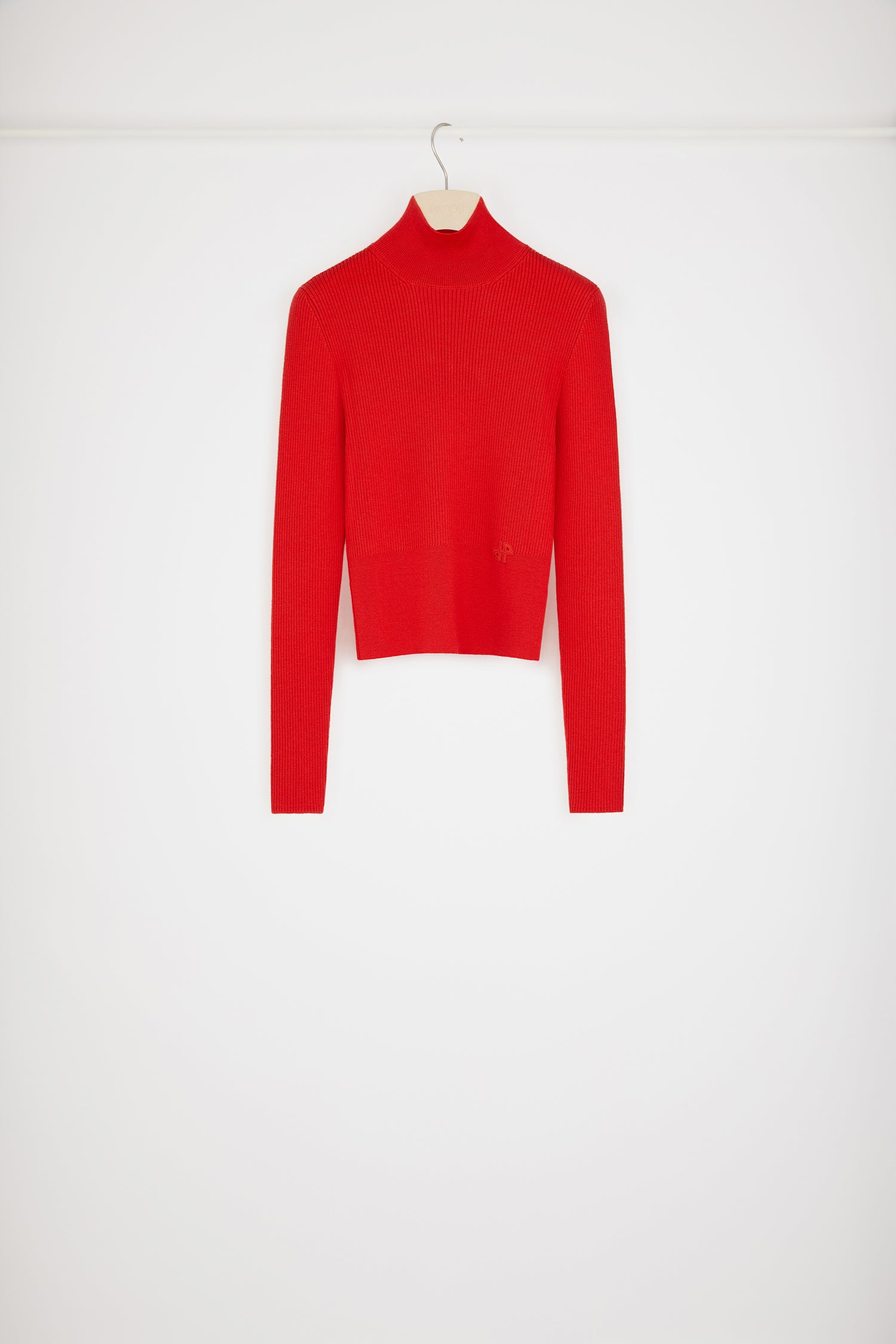 Patou - Maglia a costine con collo alto - Racing Red - La maglieria Patou si sovrappone e s’impone.Maglione in misto lana rosso. Maglia a costine. Silhouette corta e aderente con collo alto. Logo JP ricamato sul davanti.