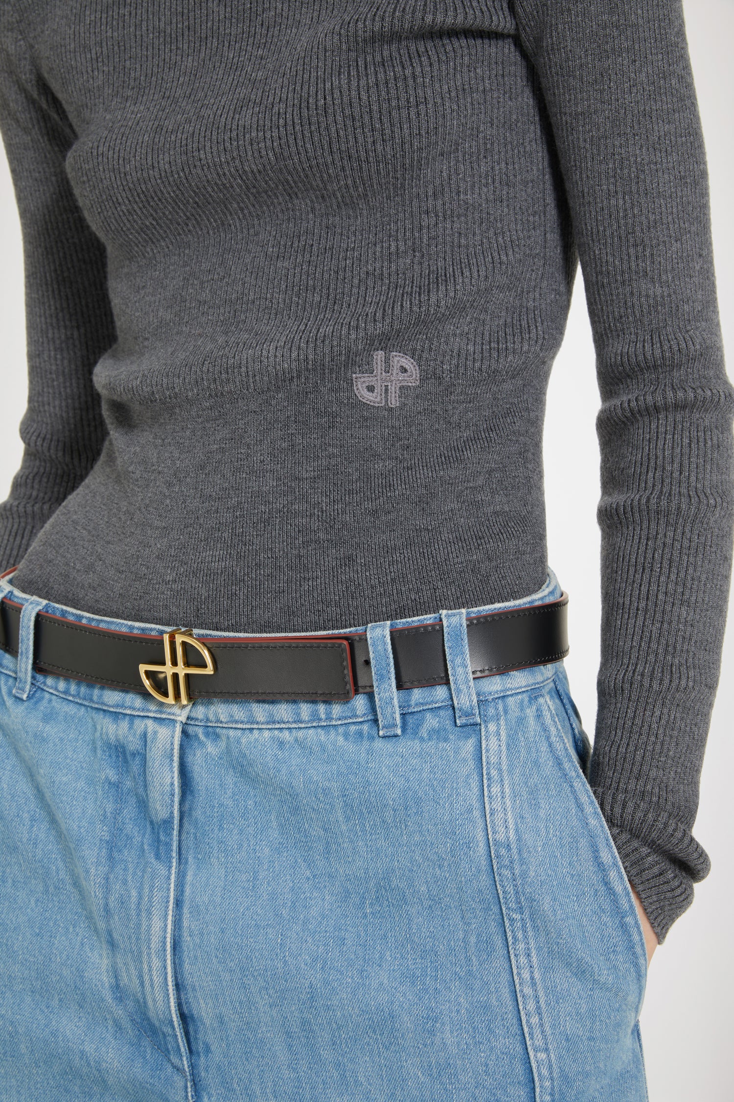 Patou - Maglia a costine con collo alto - Graphite - La maglieria Patou si sovrappone e s’impone.Maglione in misto lana grigio grafite. Maglia a costine. Silhouette corta e aderente con collo alto. Logo JP ricamato sul davanti.